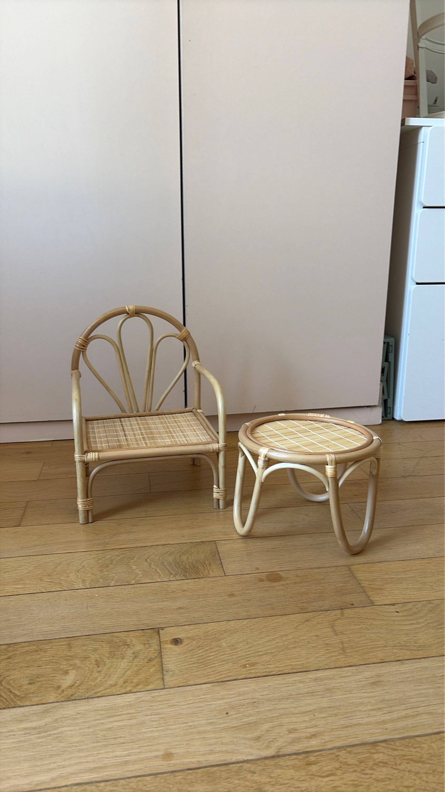 Vends duo fauteuil et tabouret rotin poupée en très bon état