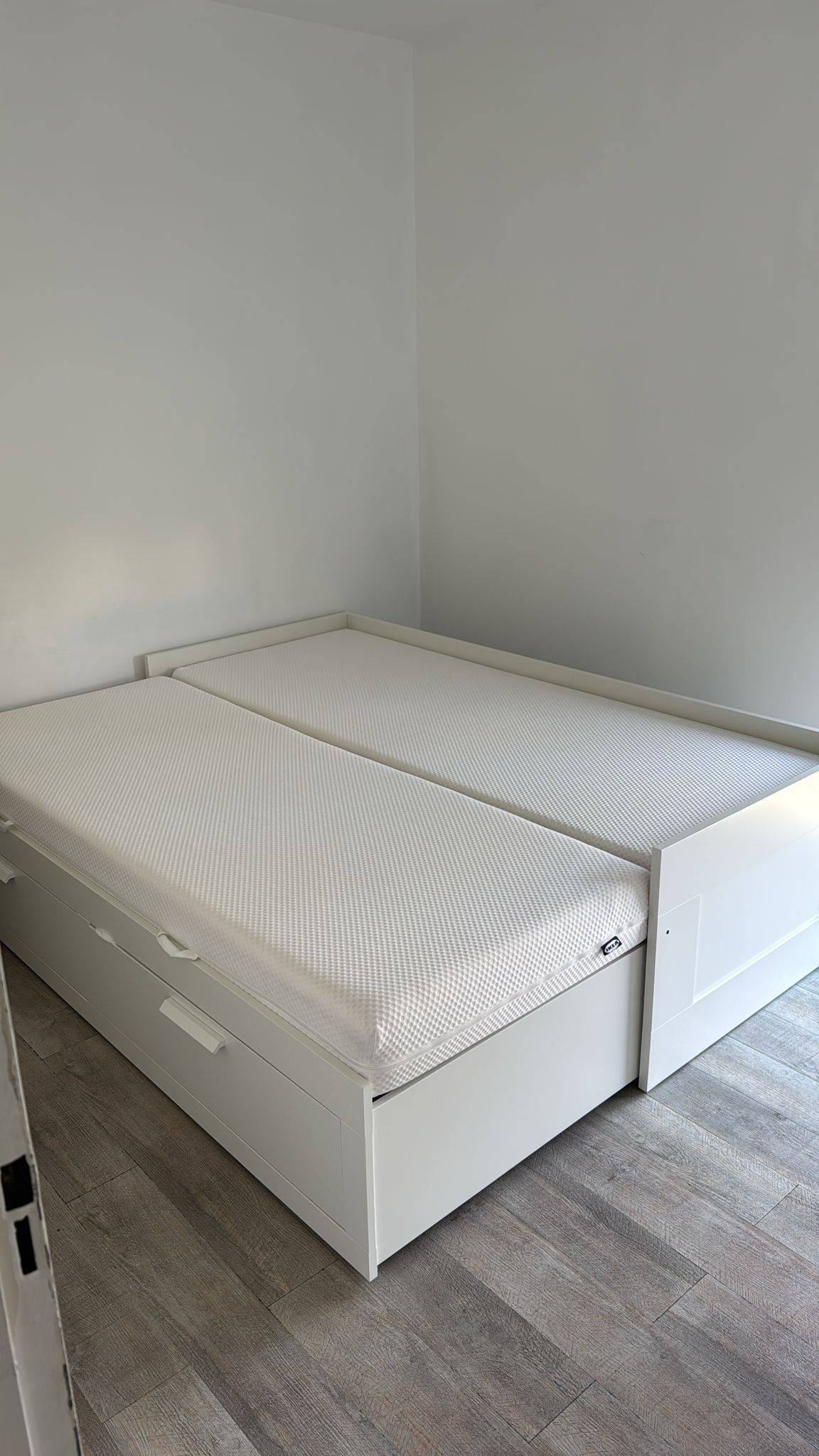 Vends lit banquette IKEA Brimnes + 2 matelas IKEA Åbygda – État proche du neuf dispo mi-août