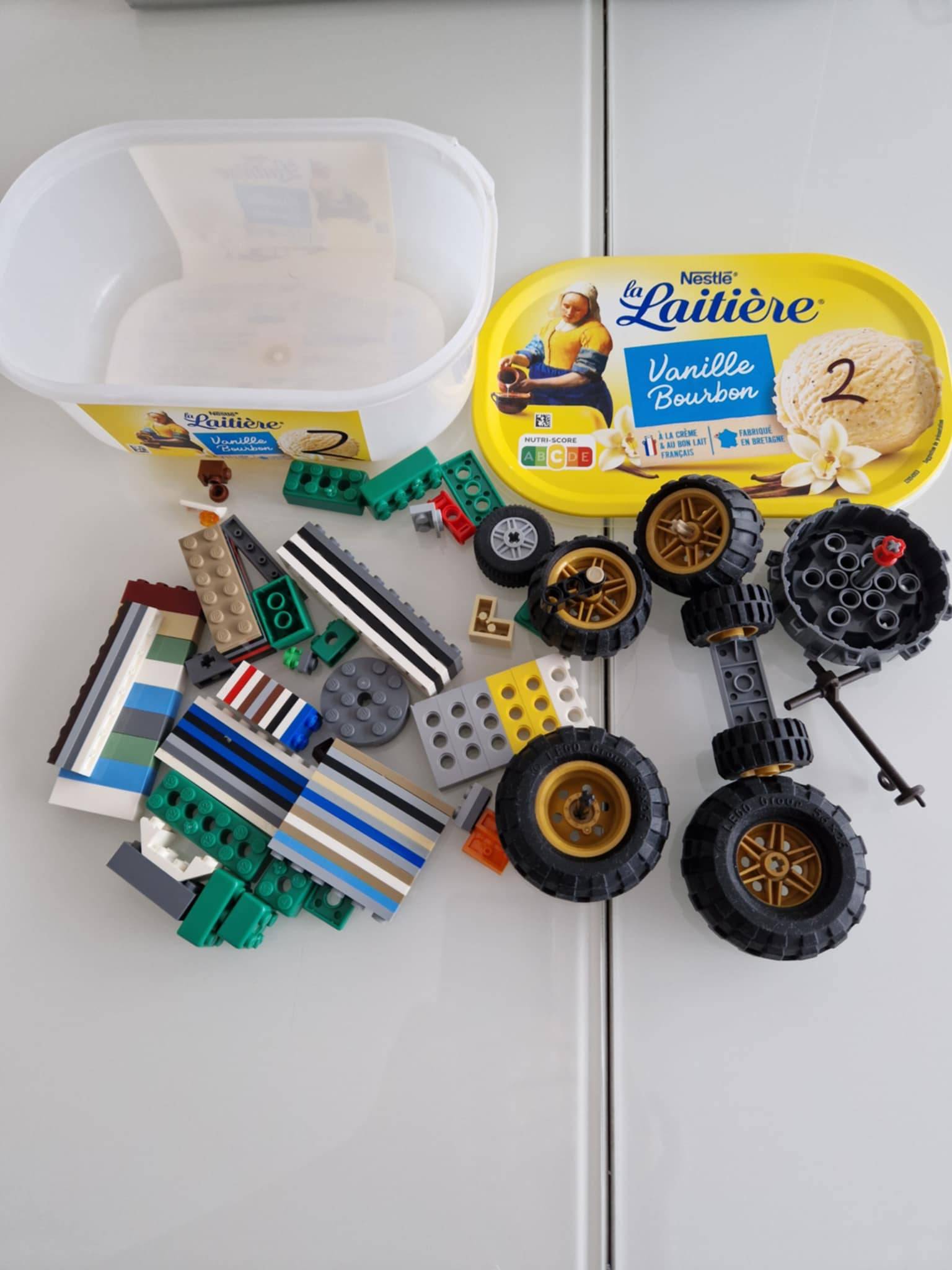 Vends boîte de pièces Légo variées
