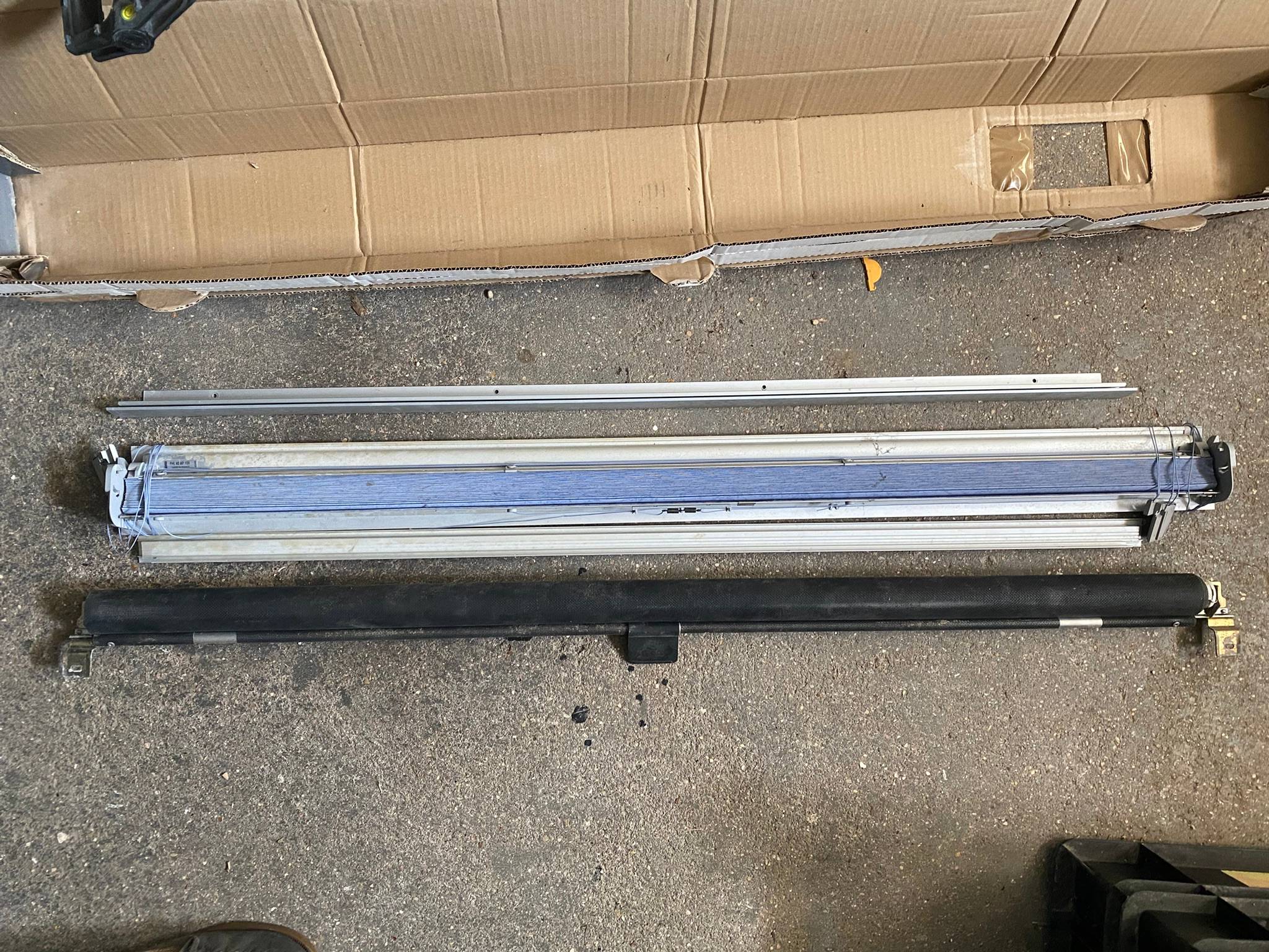 Donne store intérieur plissé Velux FHL bleu et store extérieur pour fenêtre GGL S06