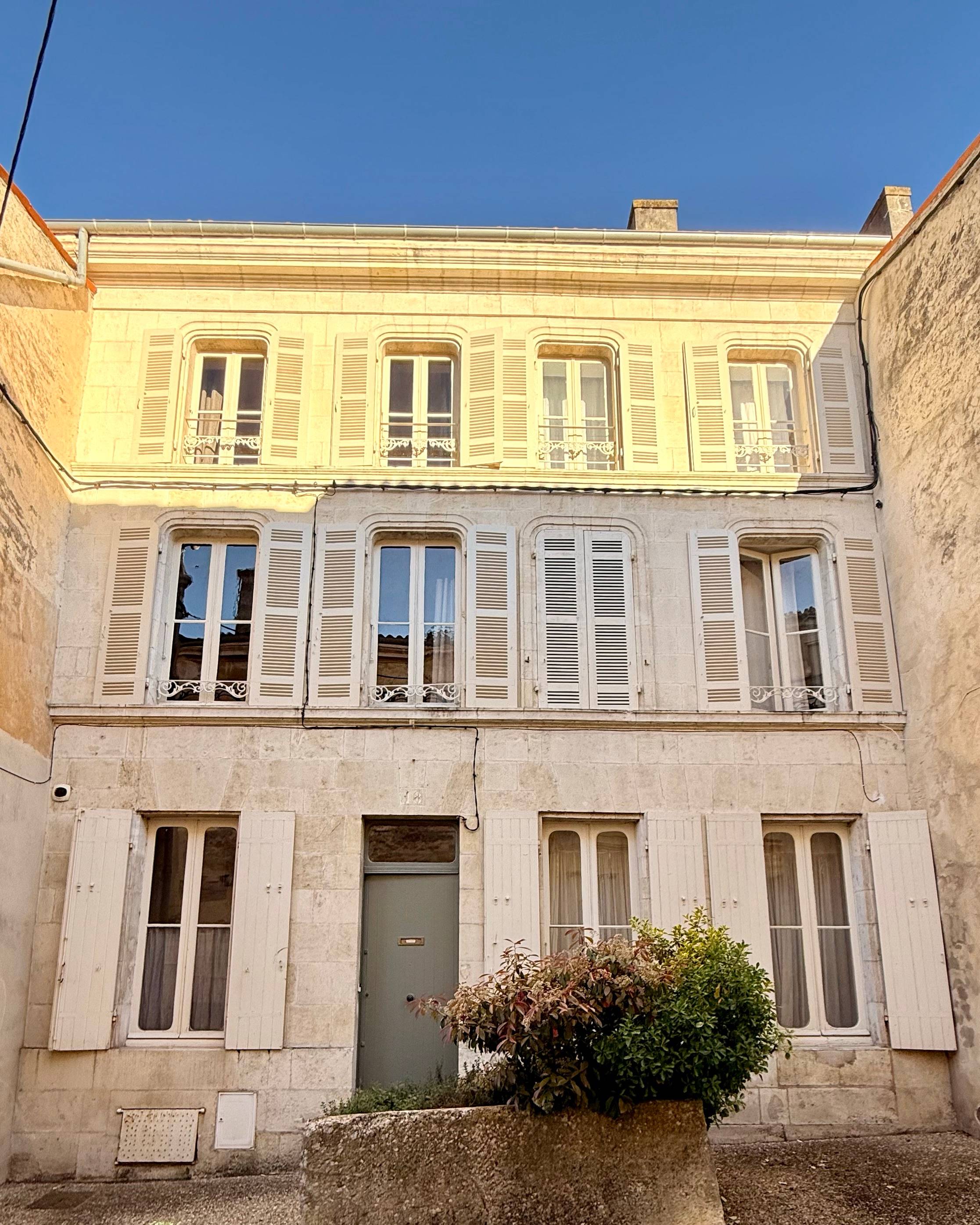 Vends maison rénovée - 215m² - cœur de ville Saint-Jean-d’Angély en Charente Maritime (17)