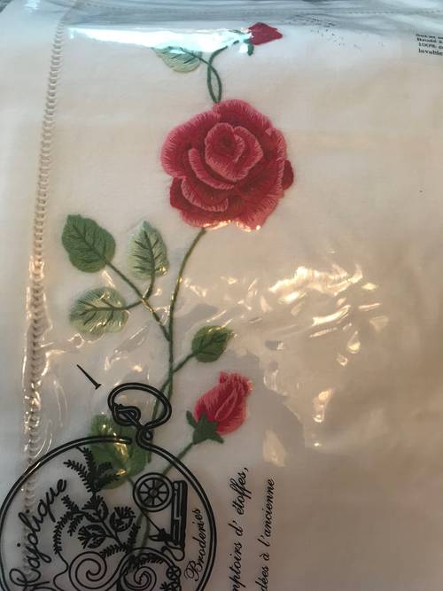 Vends sets et serviettes "Majolique", brodés main, 3 grands motifs au choix, neufs, vendus par 2 ensembles