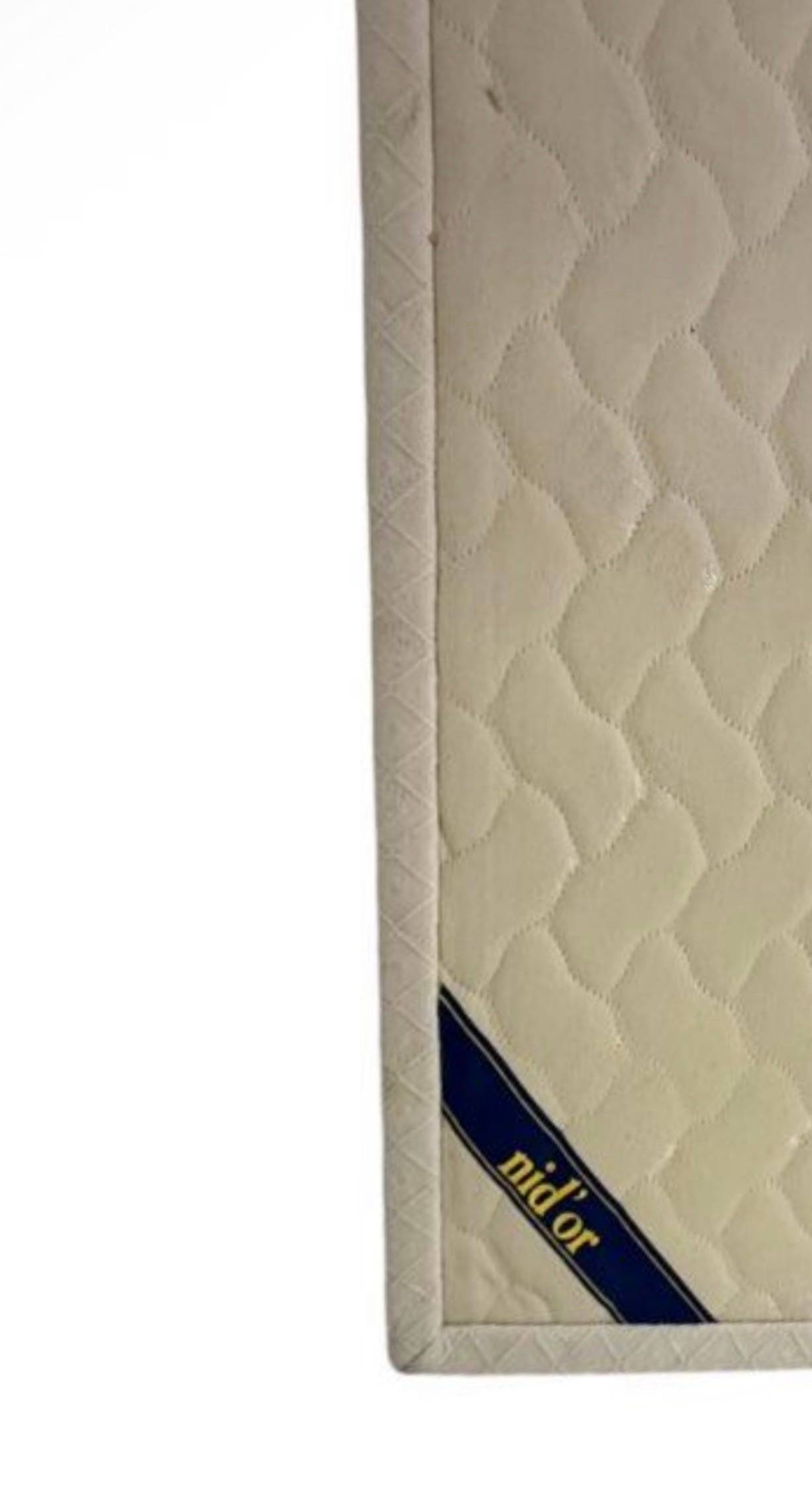 Vends lit une place : sommier de marque Nid d’Or, matelas et pieds en bois