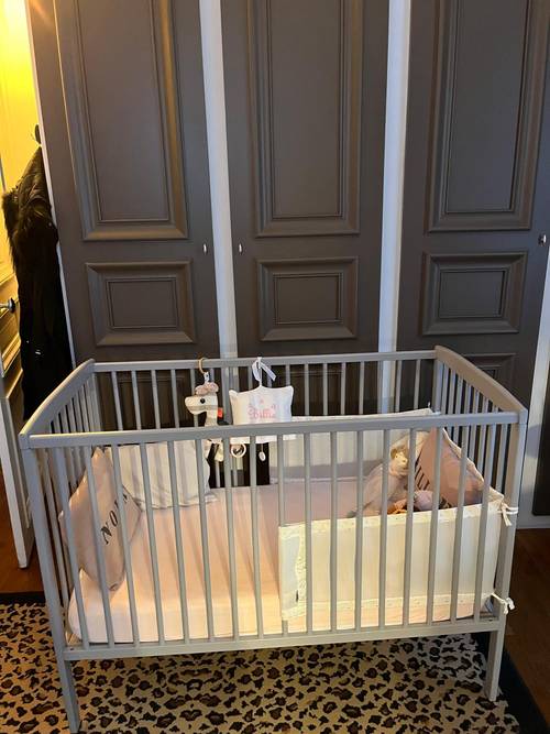 Lit bébé en bois gris