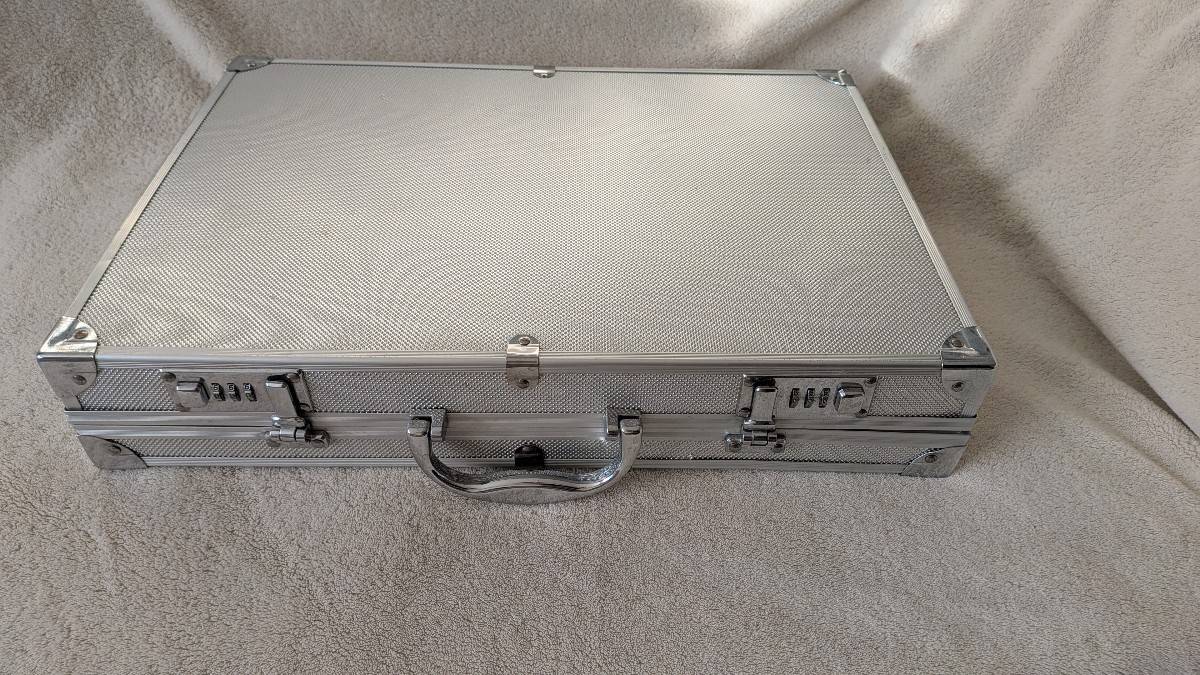 Malette, petite valise métallique avec code et sa poignée