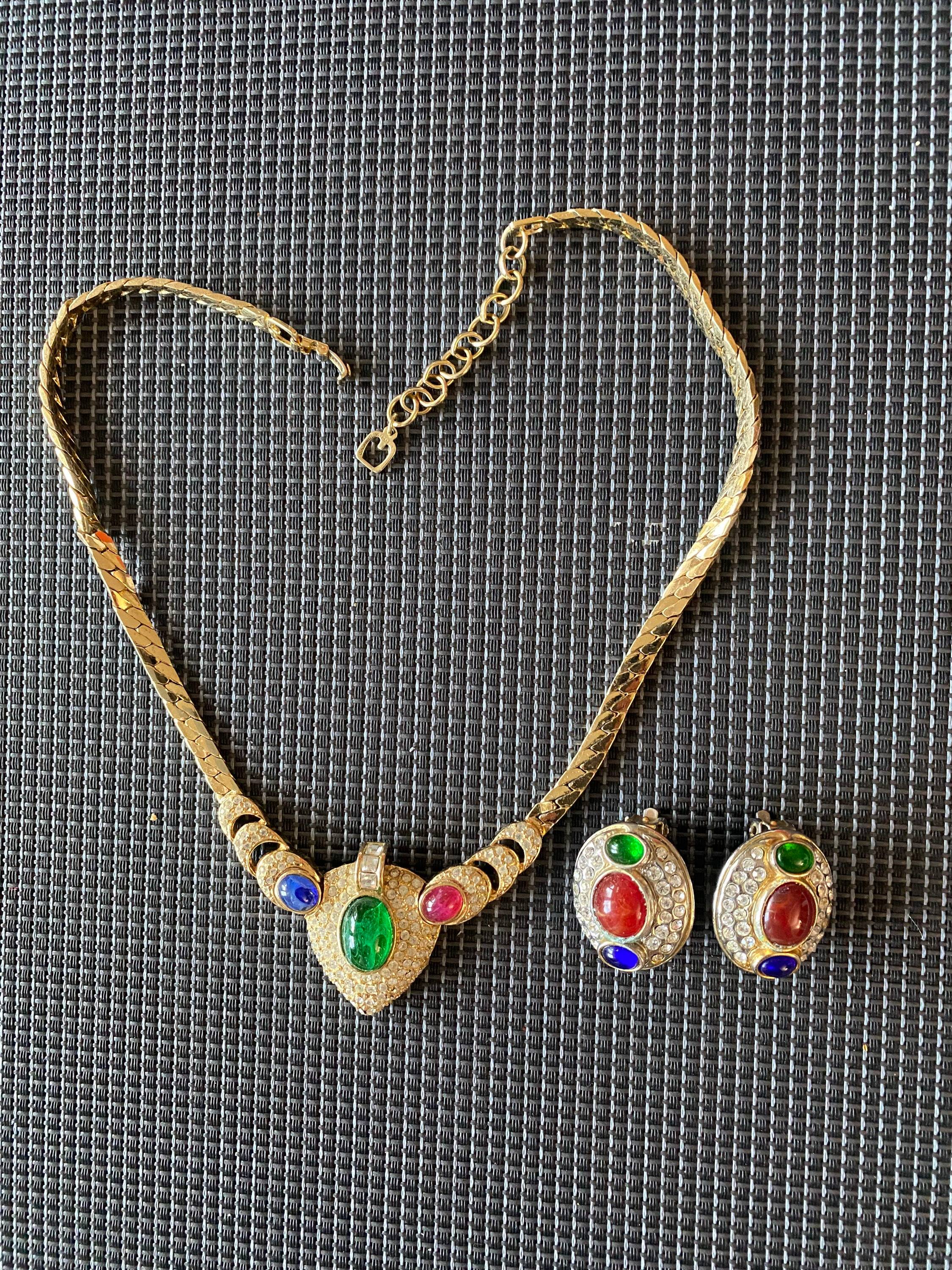 Vends Collier avec boucles d’oreilles à clip