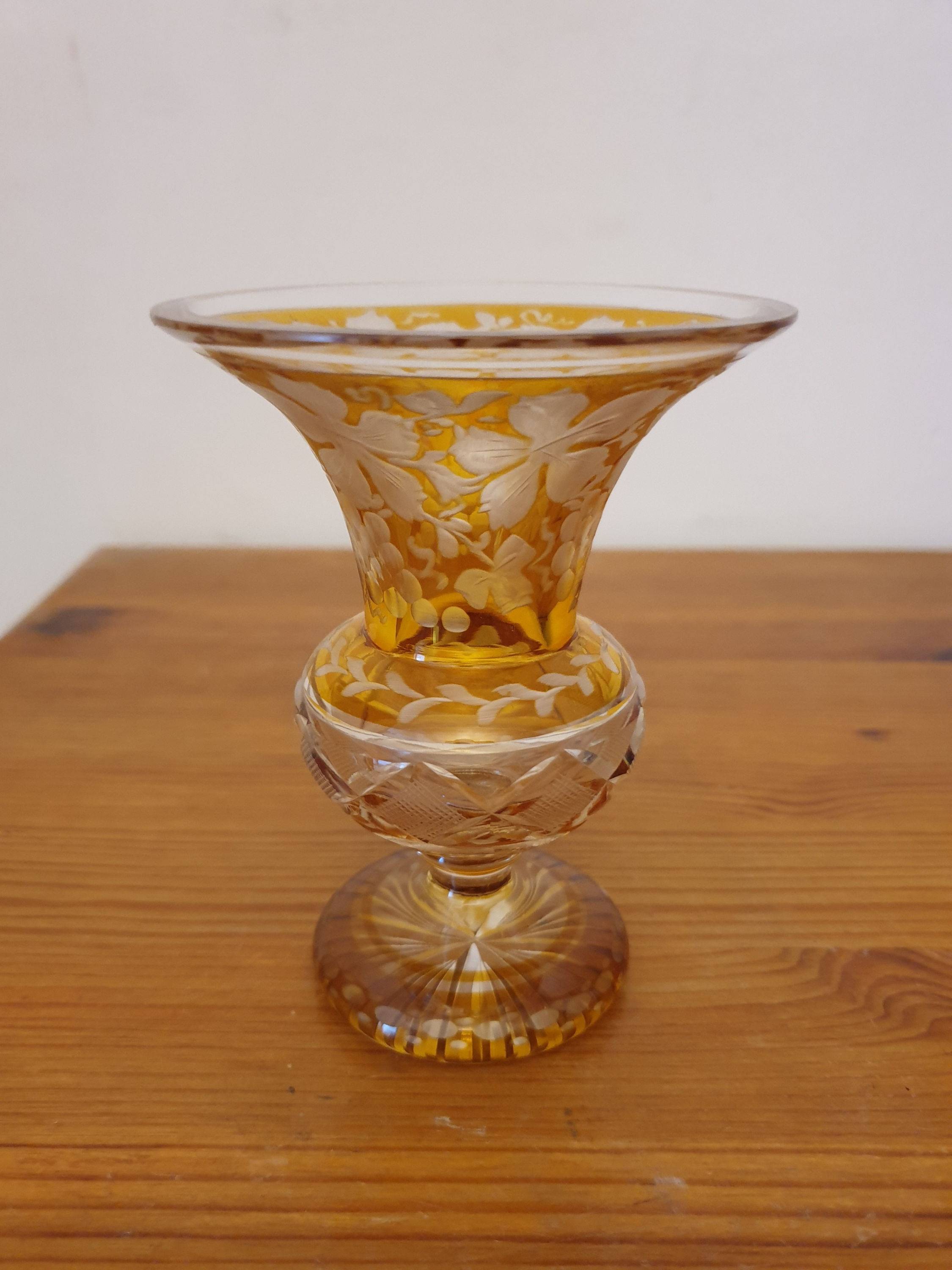 Magnifique petit vase début XXe en cristal de Bohème ambré taillé ciselé