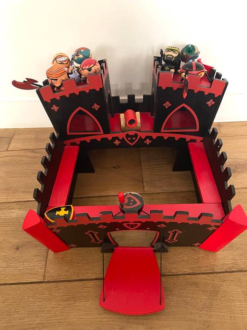 Château fort Djeco en bois Arty Toys - Red Castle avec figurines