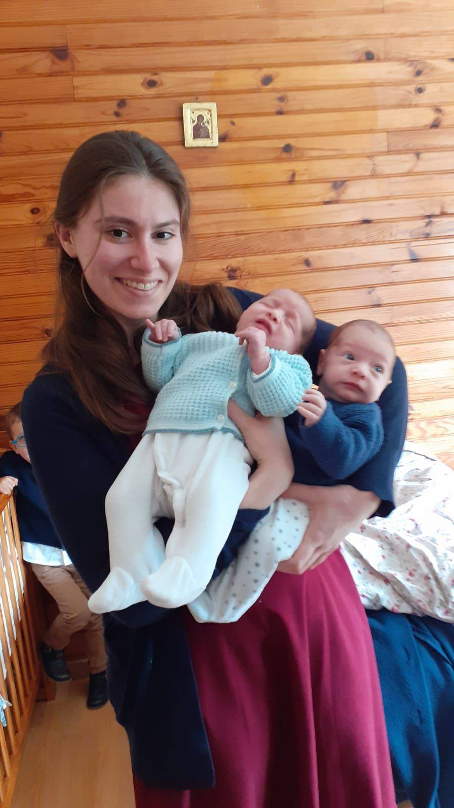 Propose nounou à domicile à temps plein pour garder vos bébés de 0 à 3 ans