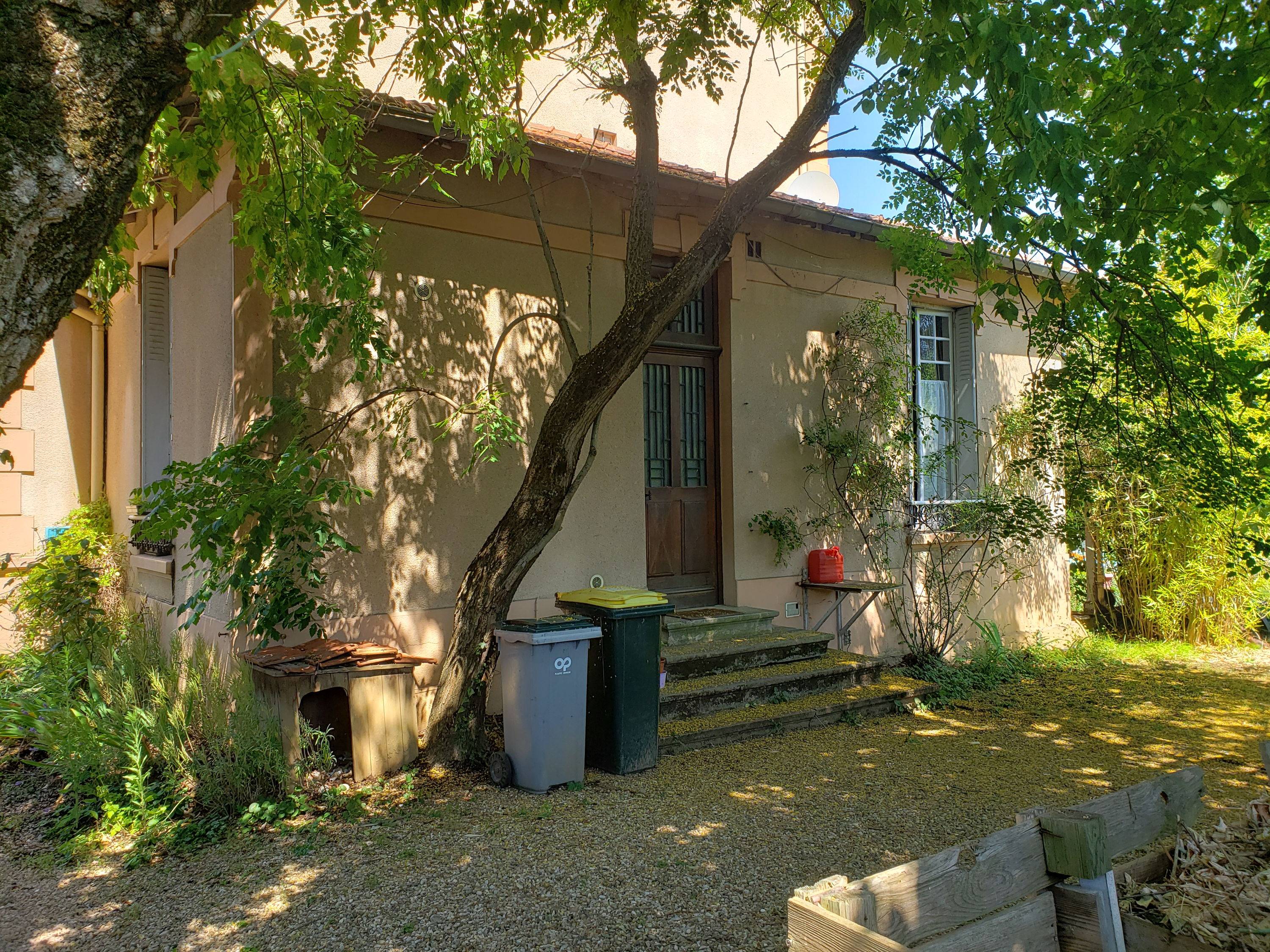 Loue T2, 34m², rez-de-jardin, meublé, Ecully centre