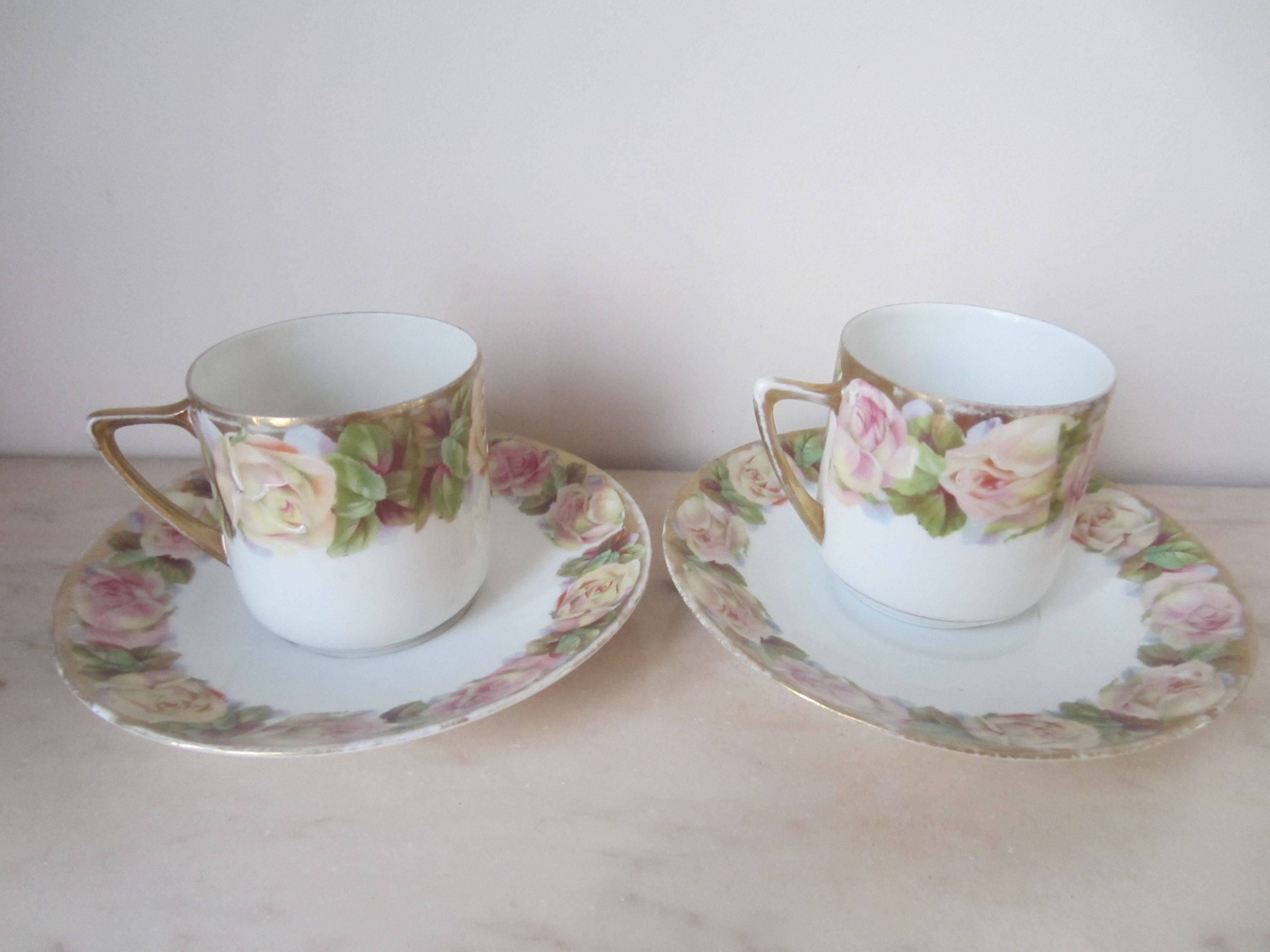 Vends paire de tasses à café anciennes en porcelaine fine décor de roses avec leurs soucoupes