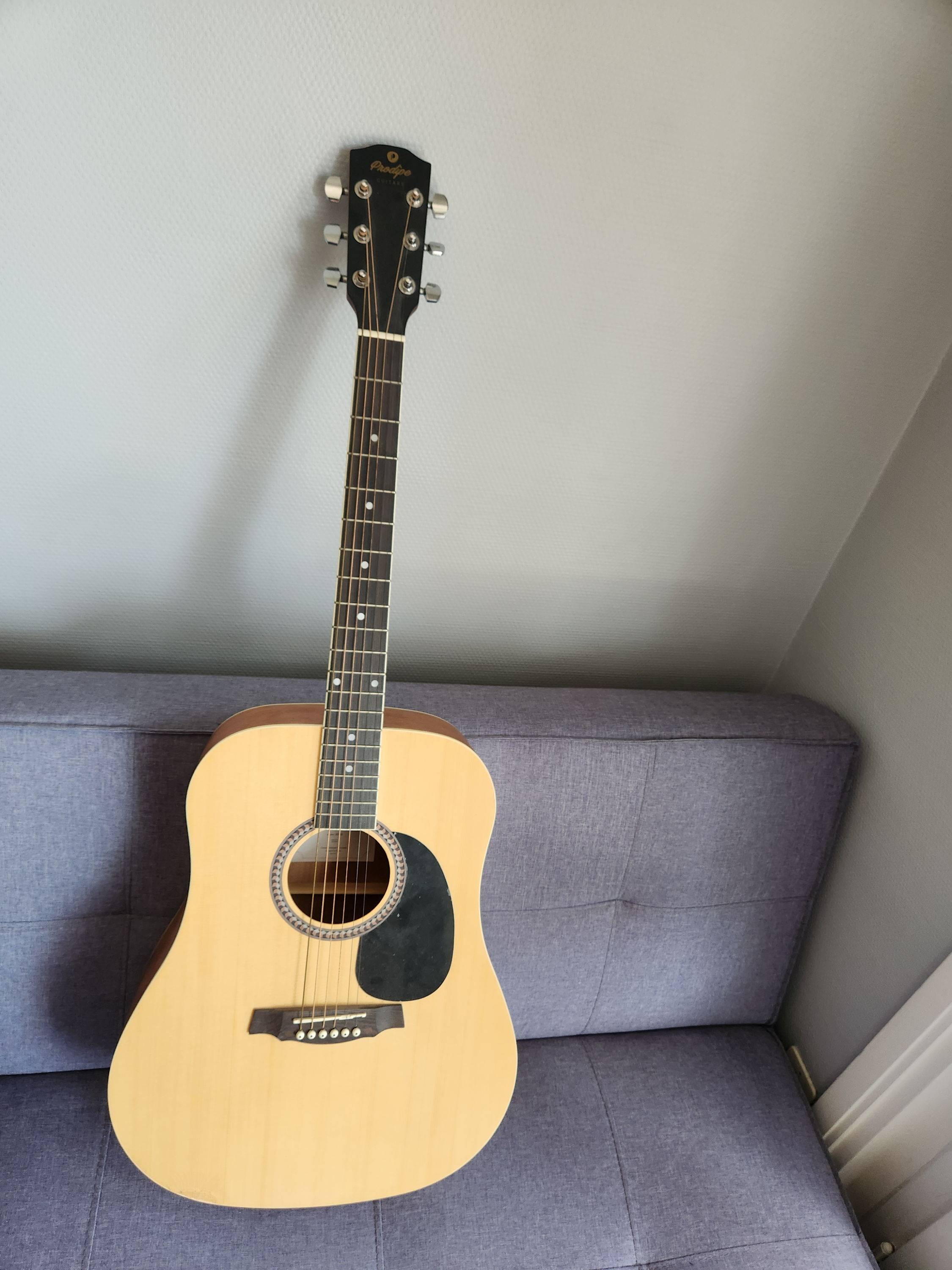 Vends guitare avec sa housse, pupitre et cavaquinho