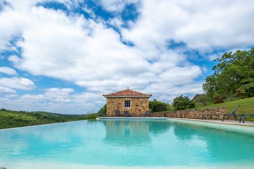 Loue maison rénovée de standing au cœur de la forêt avec piscine à débordement - 13 couchages