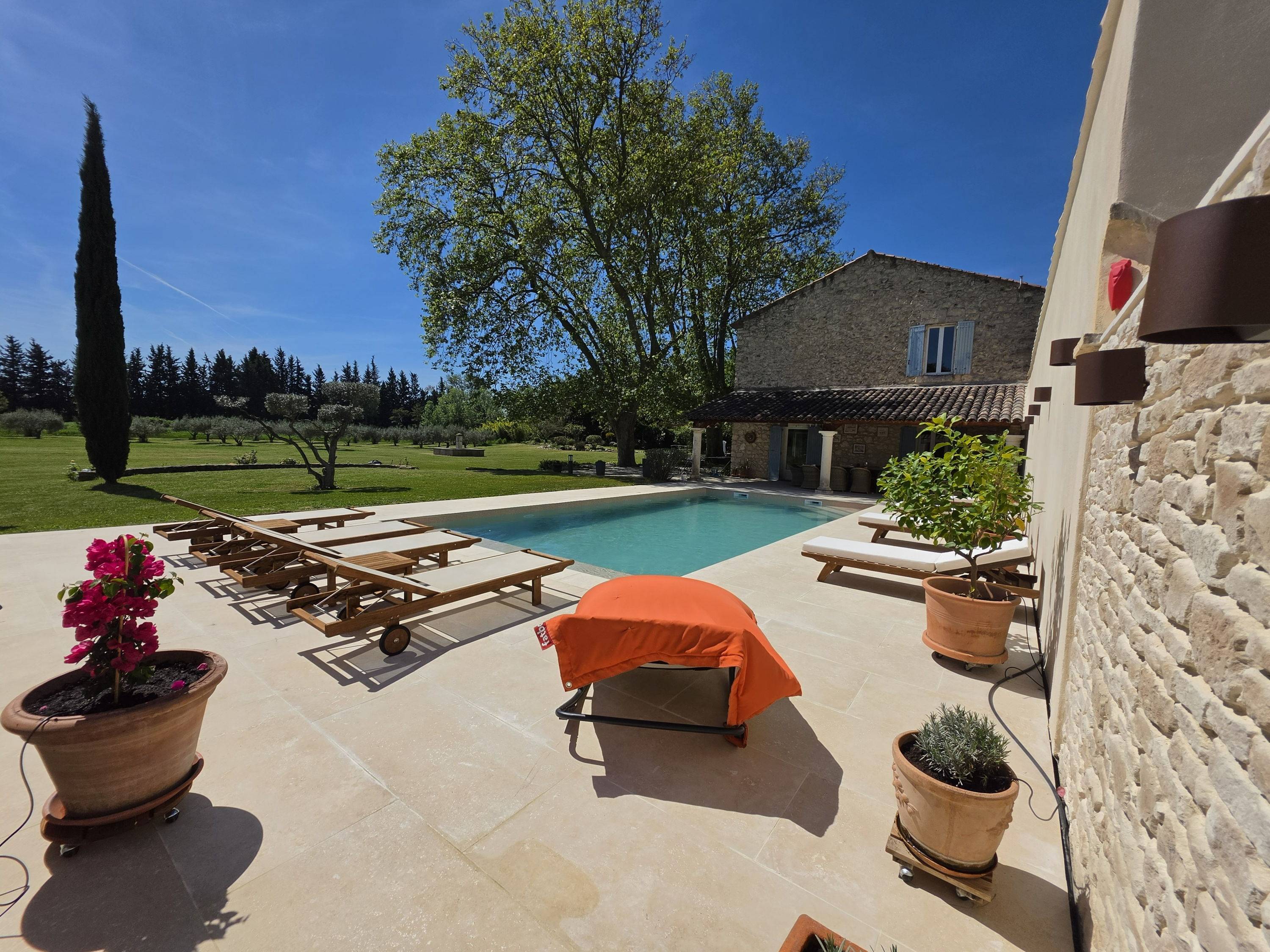 Loue Mas Cavaillon 14 couchages - 5 chambres climatisées - piscine - Cavaillon (84)
