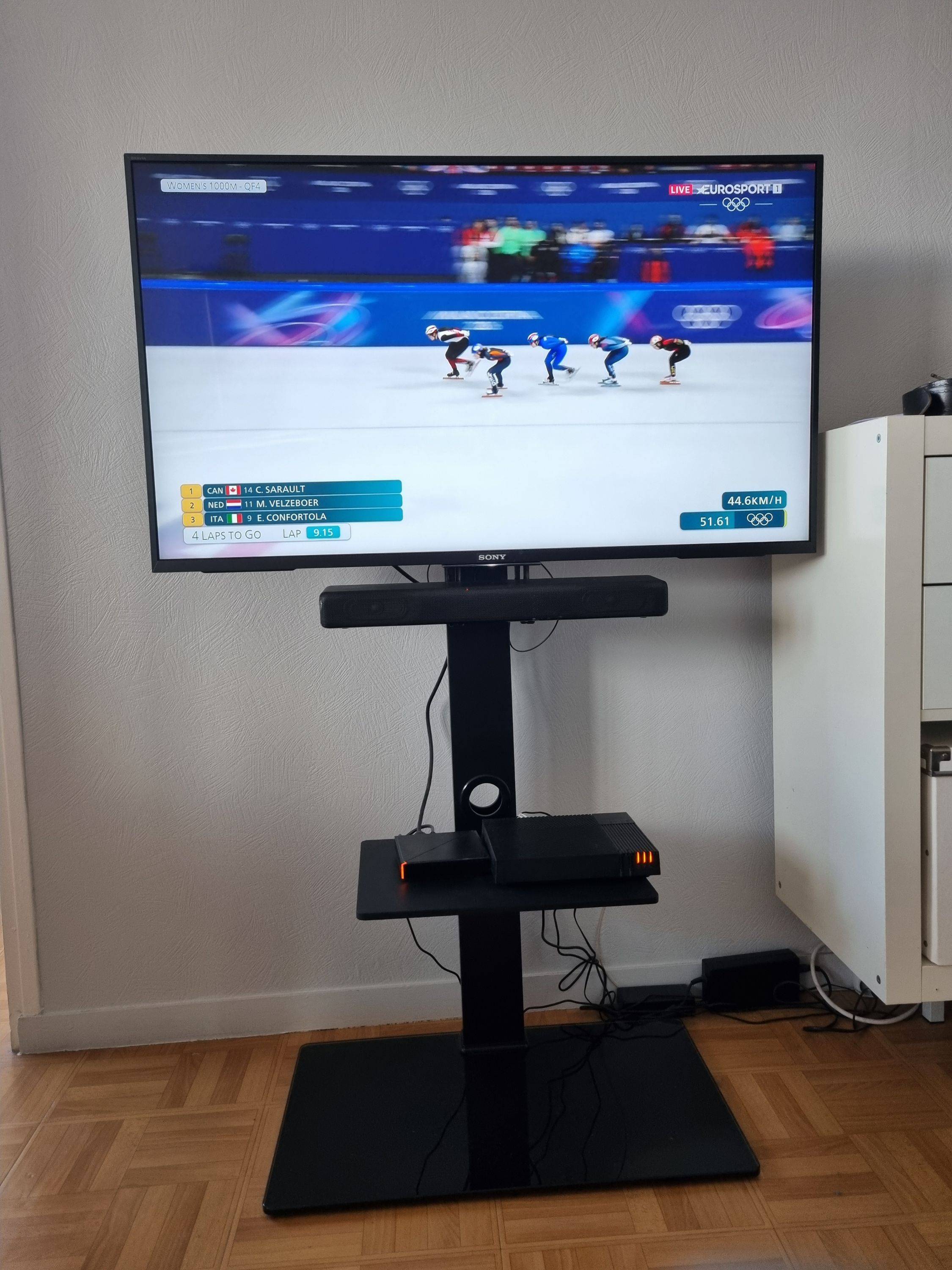 Vends télé HD + pied + barre son