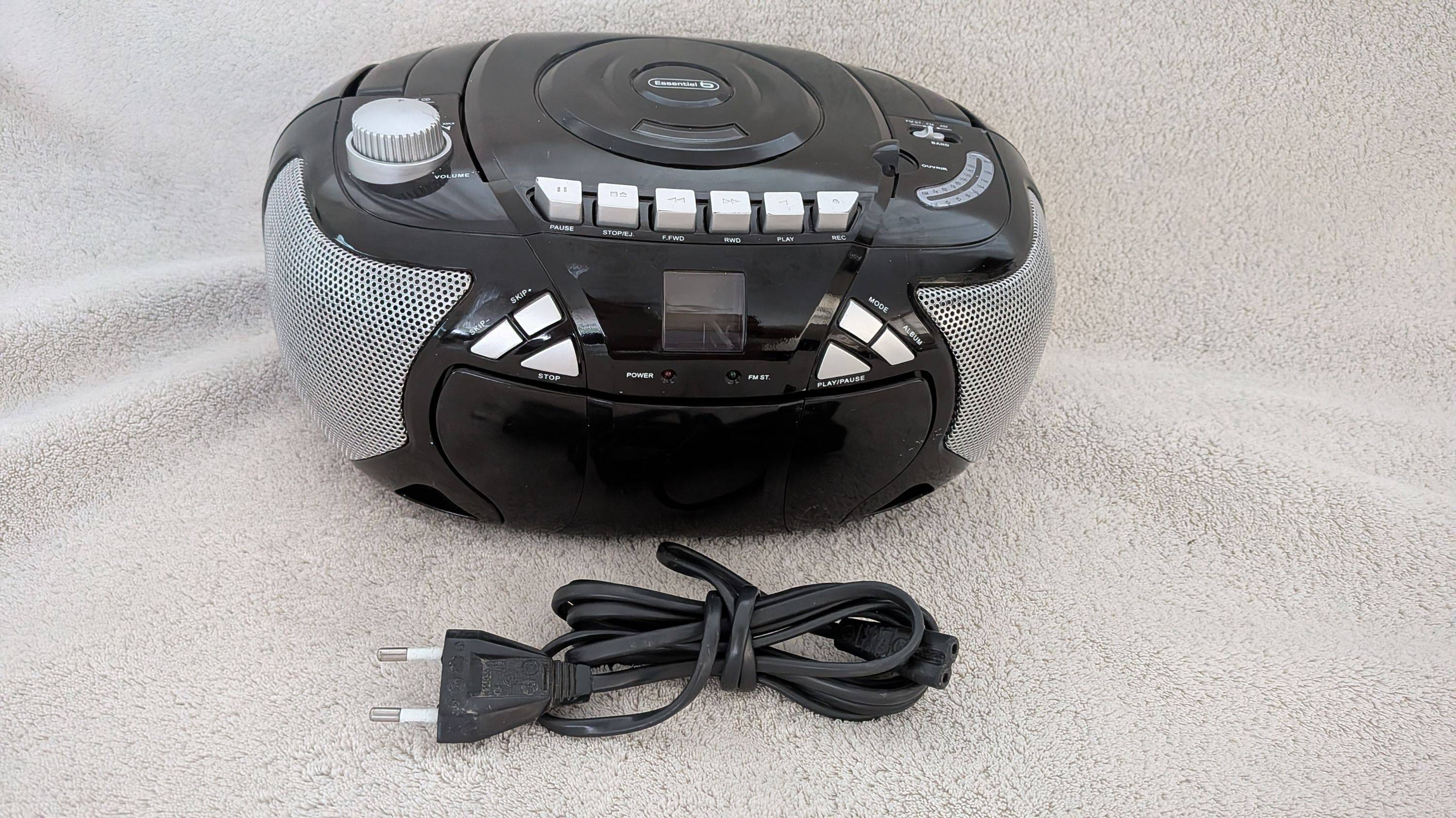 Vends radio K7 et lecteur CD et MP3 Essentiel Boulanger noir électrique et à pile
