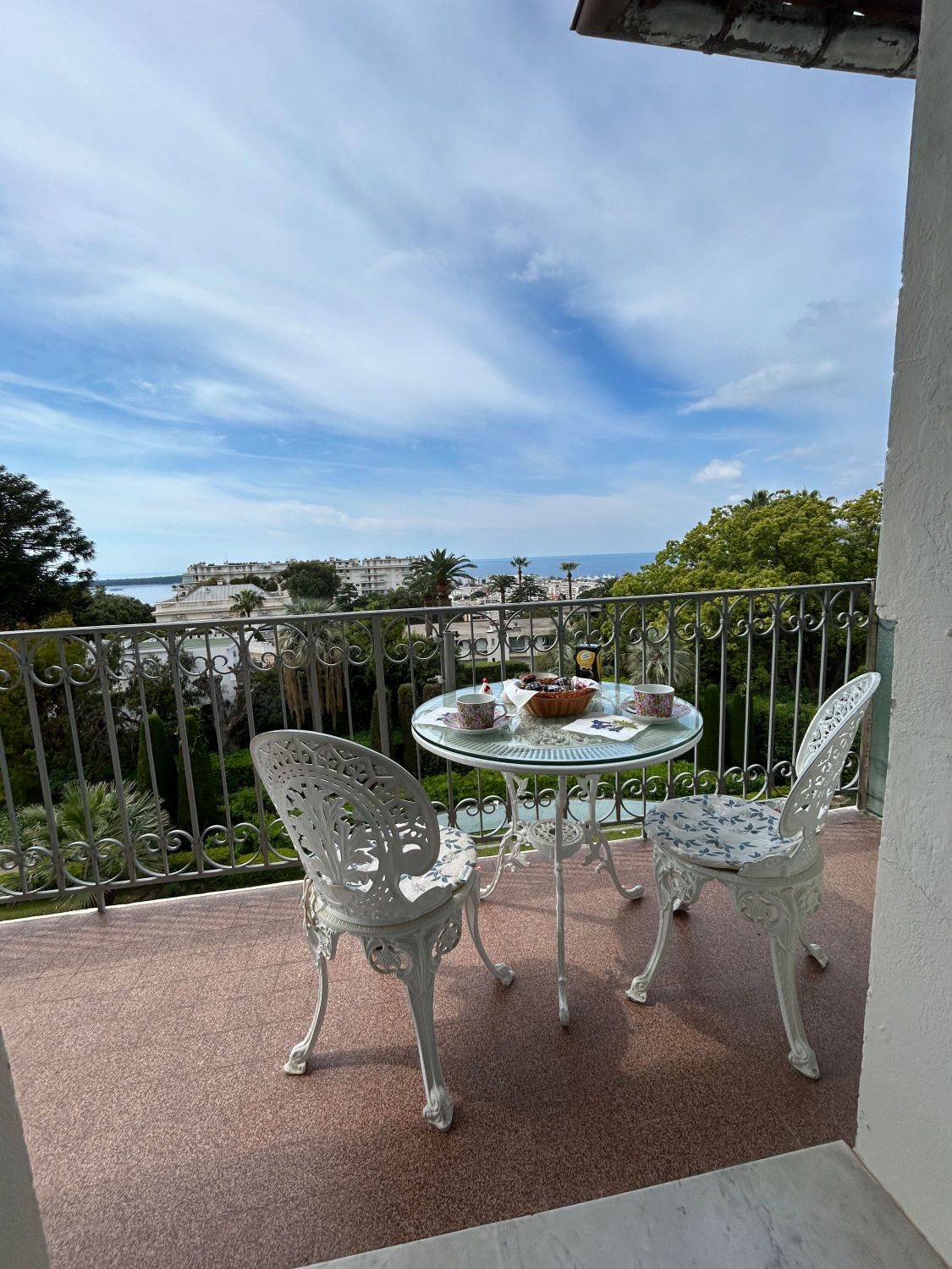 Loue appartement à Cannes avec vue mer et balcon - 2 à 8 couchages confortables