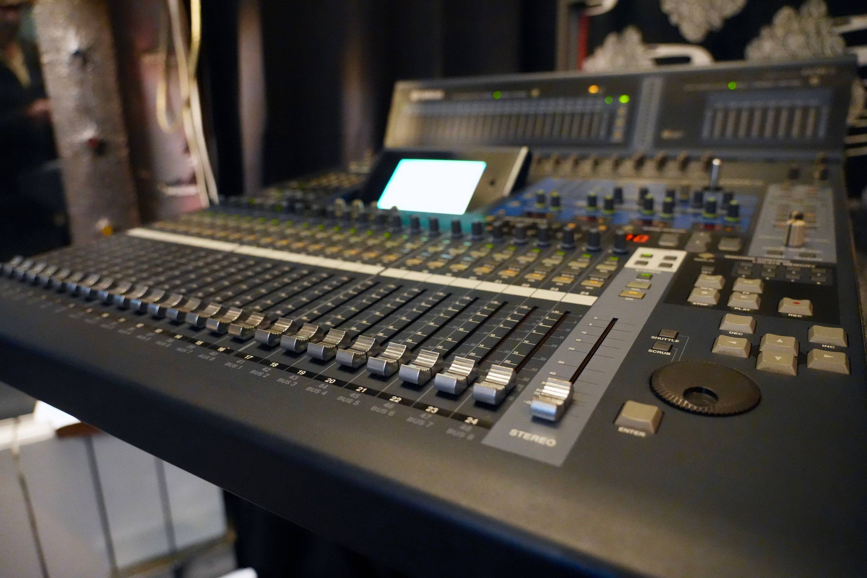 Vends console numérique professionnelle 24 voies Yamaha 02R96 V2, en bon état général et entièrement fonctionnelle