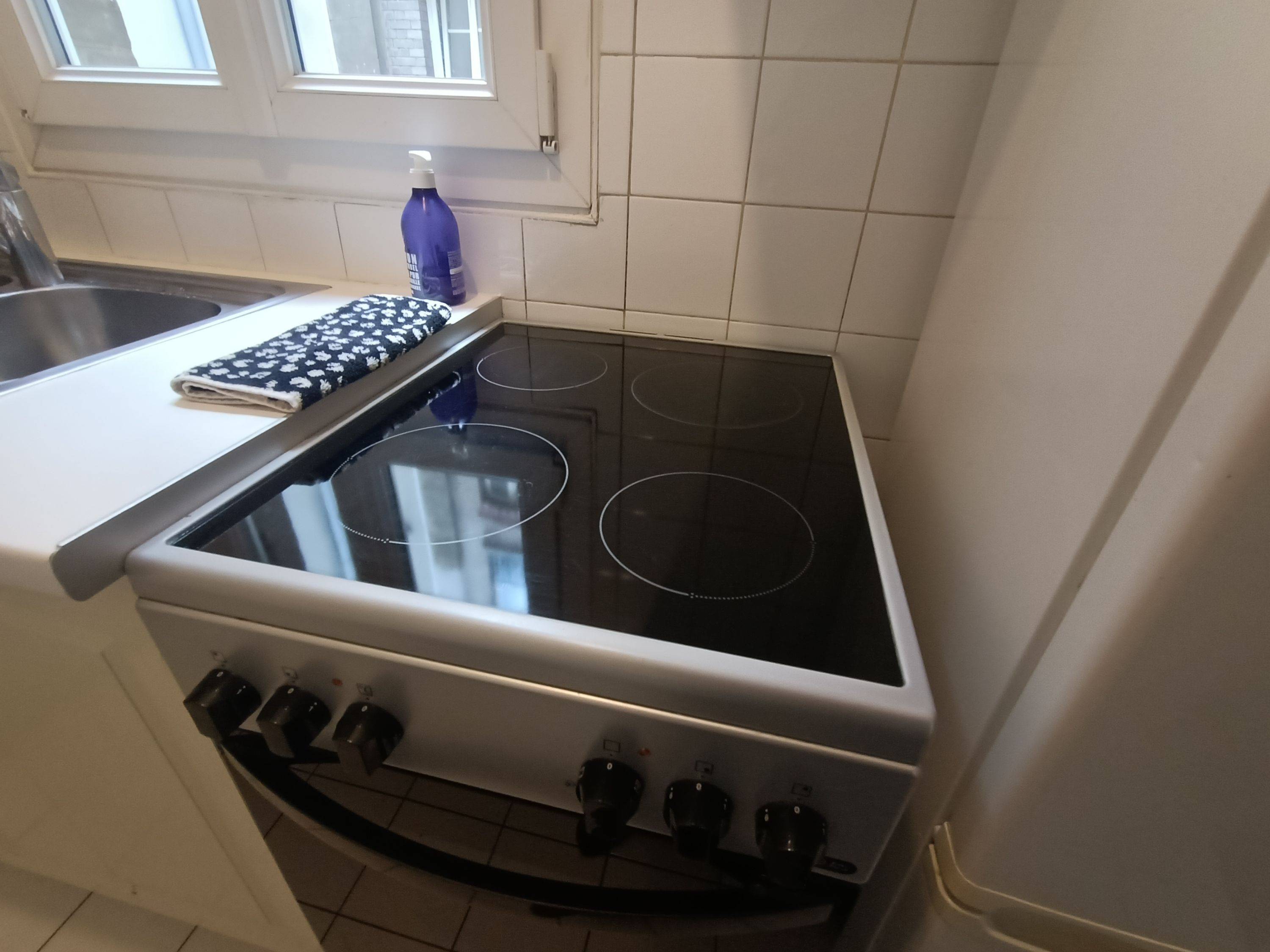 Vends cuisinière vitrocéramique EssentielB ECV506s - Urgent