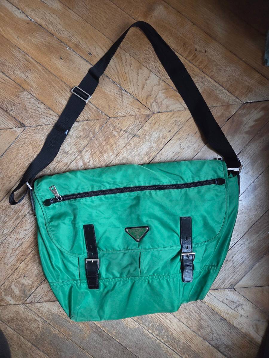 Vends Besace Prada Nylon vert gazon vintage
