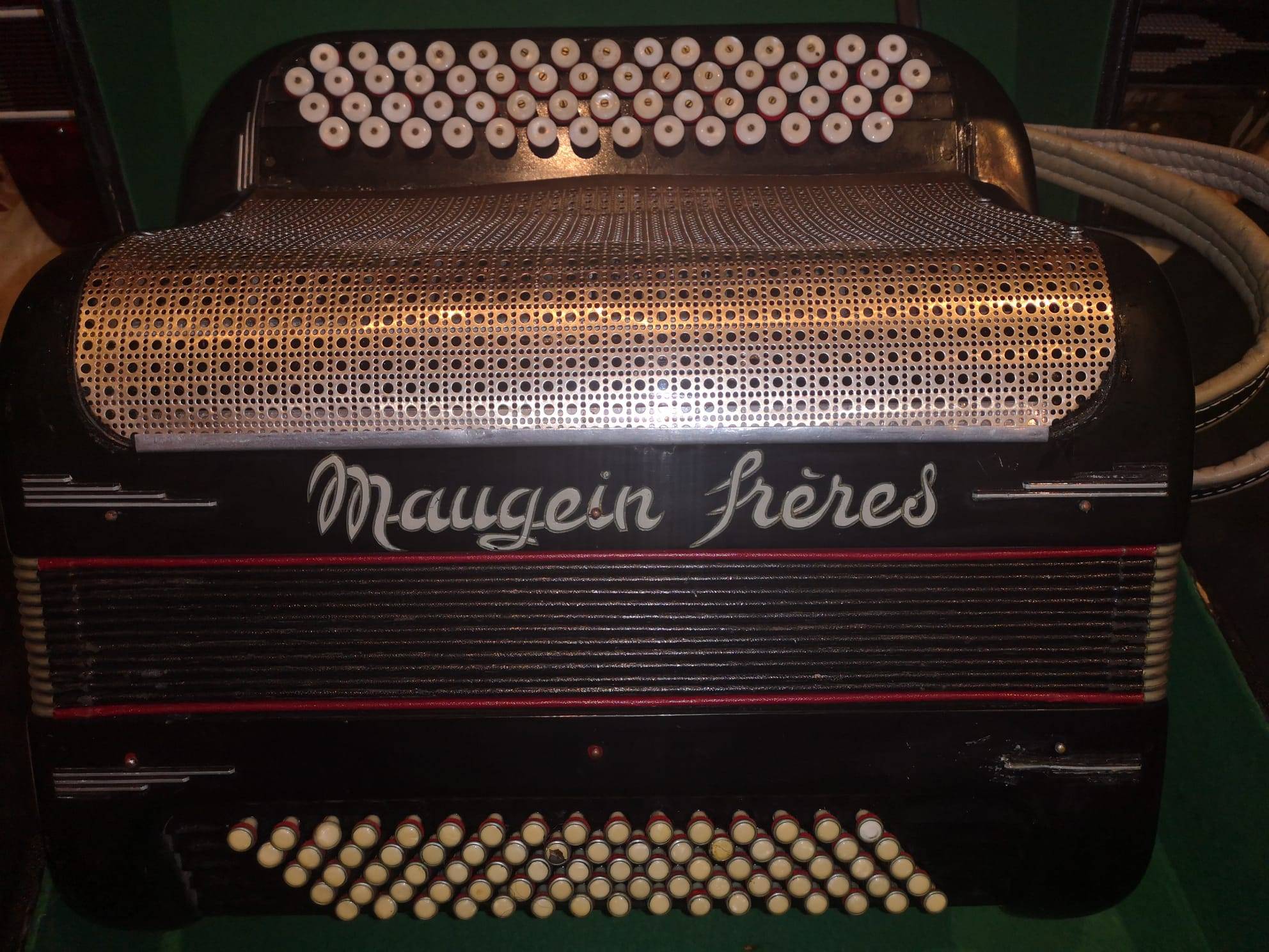Accordéon Maugein frères en bon état