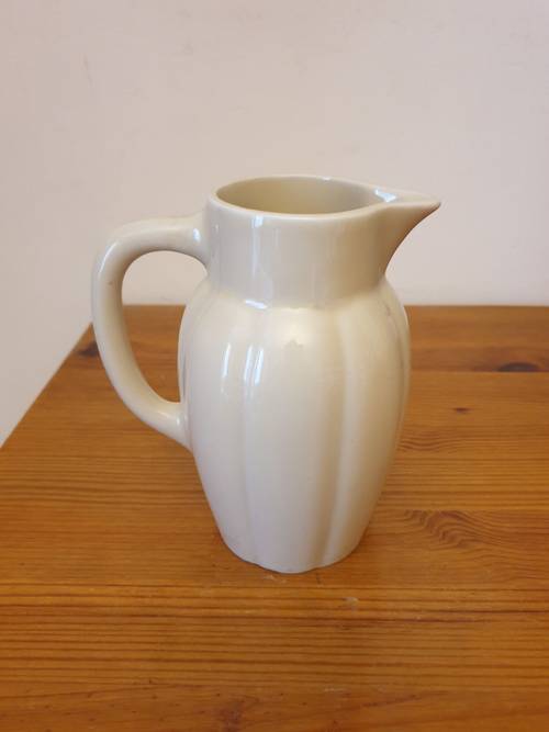 Élégant pichet en faïence crème années 50 numéroté 12x15 cm