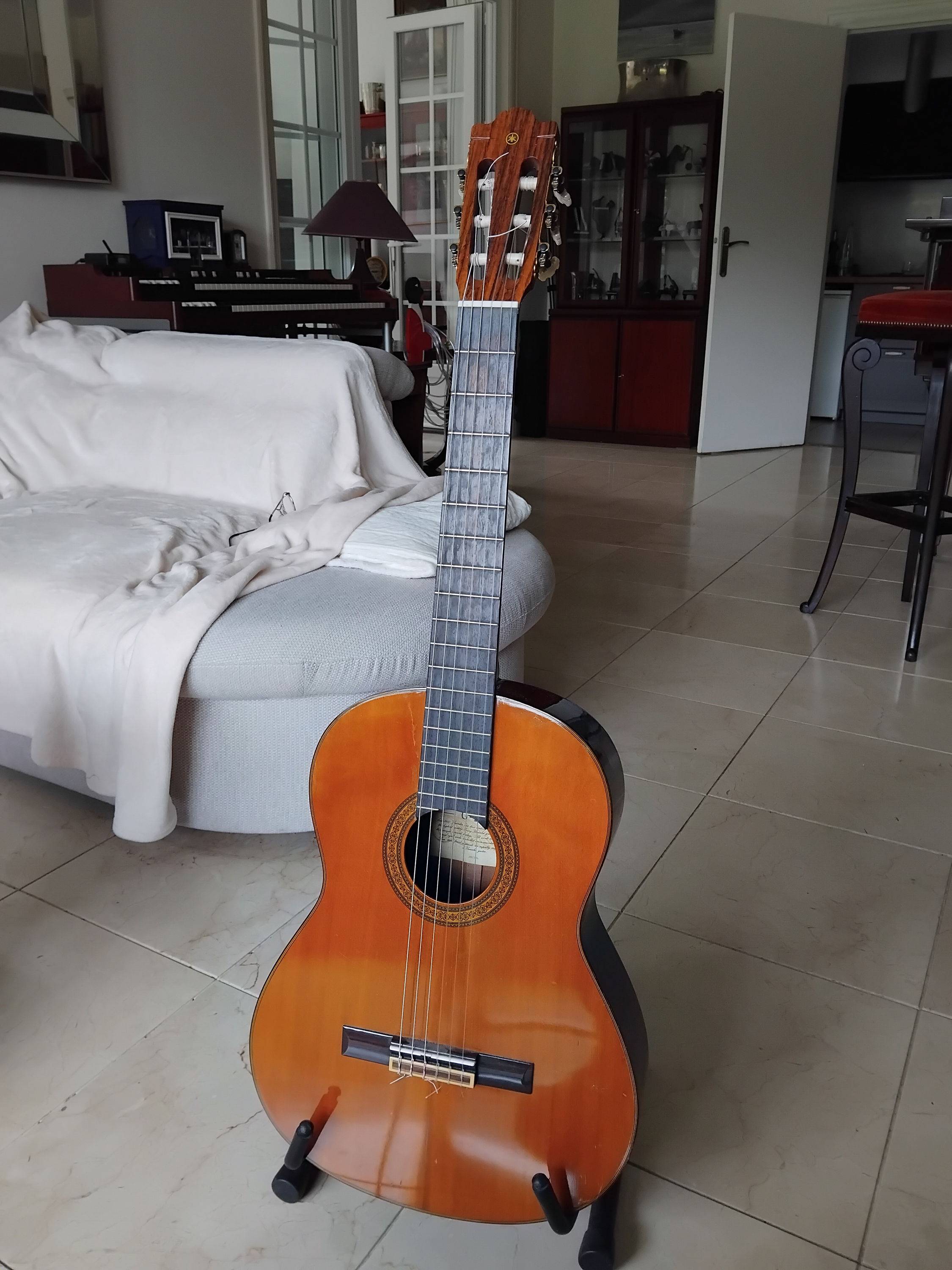 Vends guitare classique Yamaha G-235 II très bon état avec housse