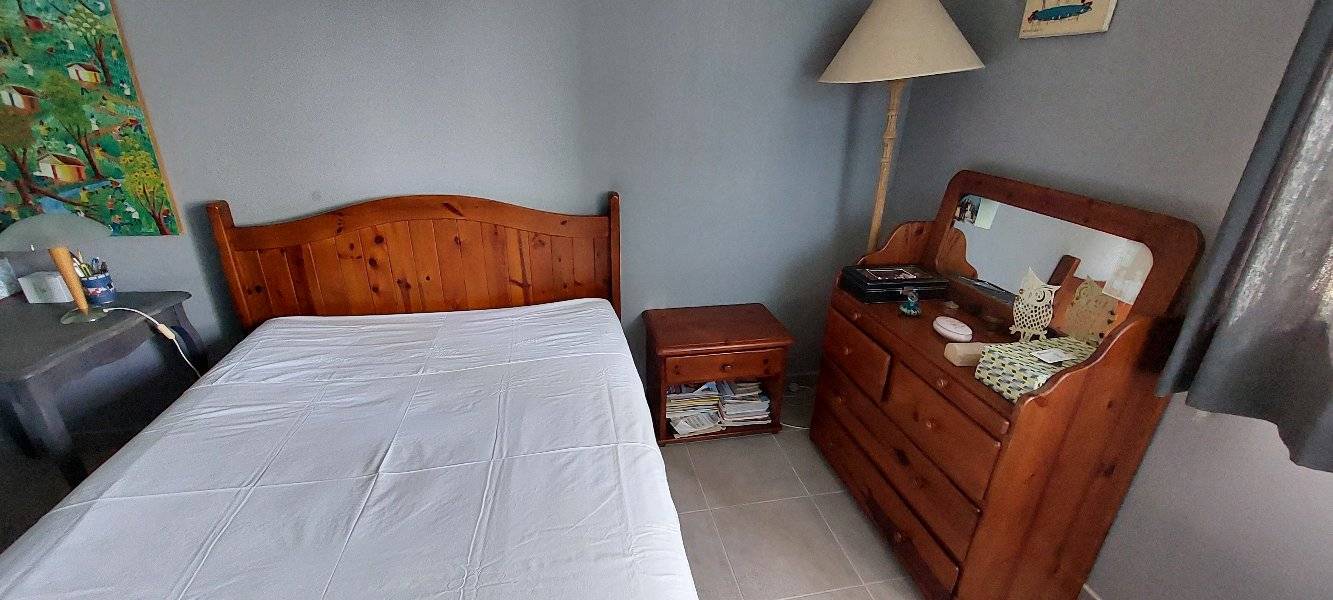 Vends belle chambre complète : lit 140 cm, chevet & commode/coiffeuse