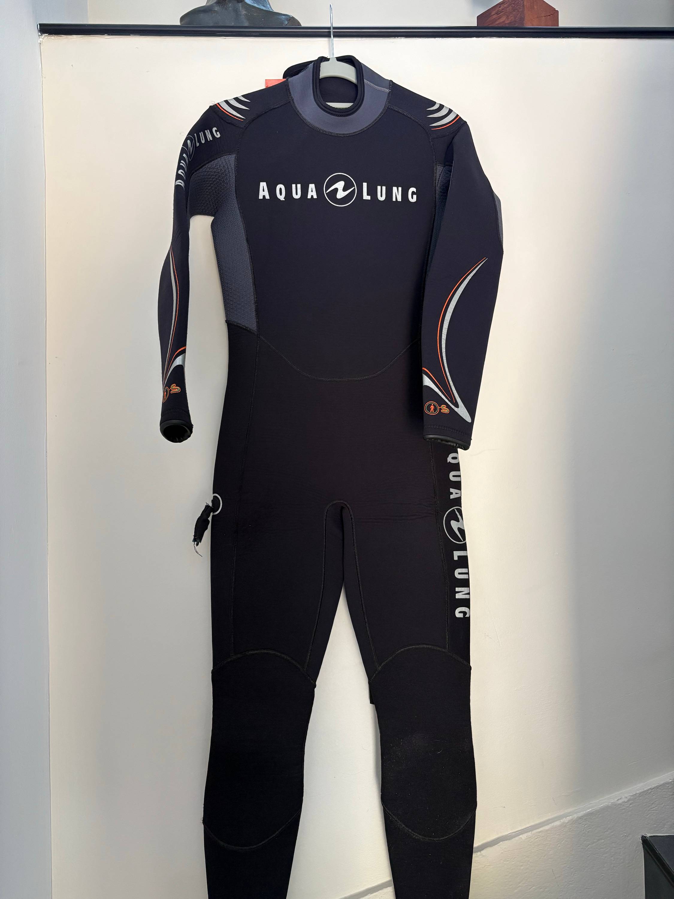 Vends combinaison de plongée Aqualung homme taille S en 5,5mm très bon état
