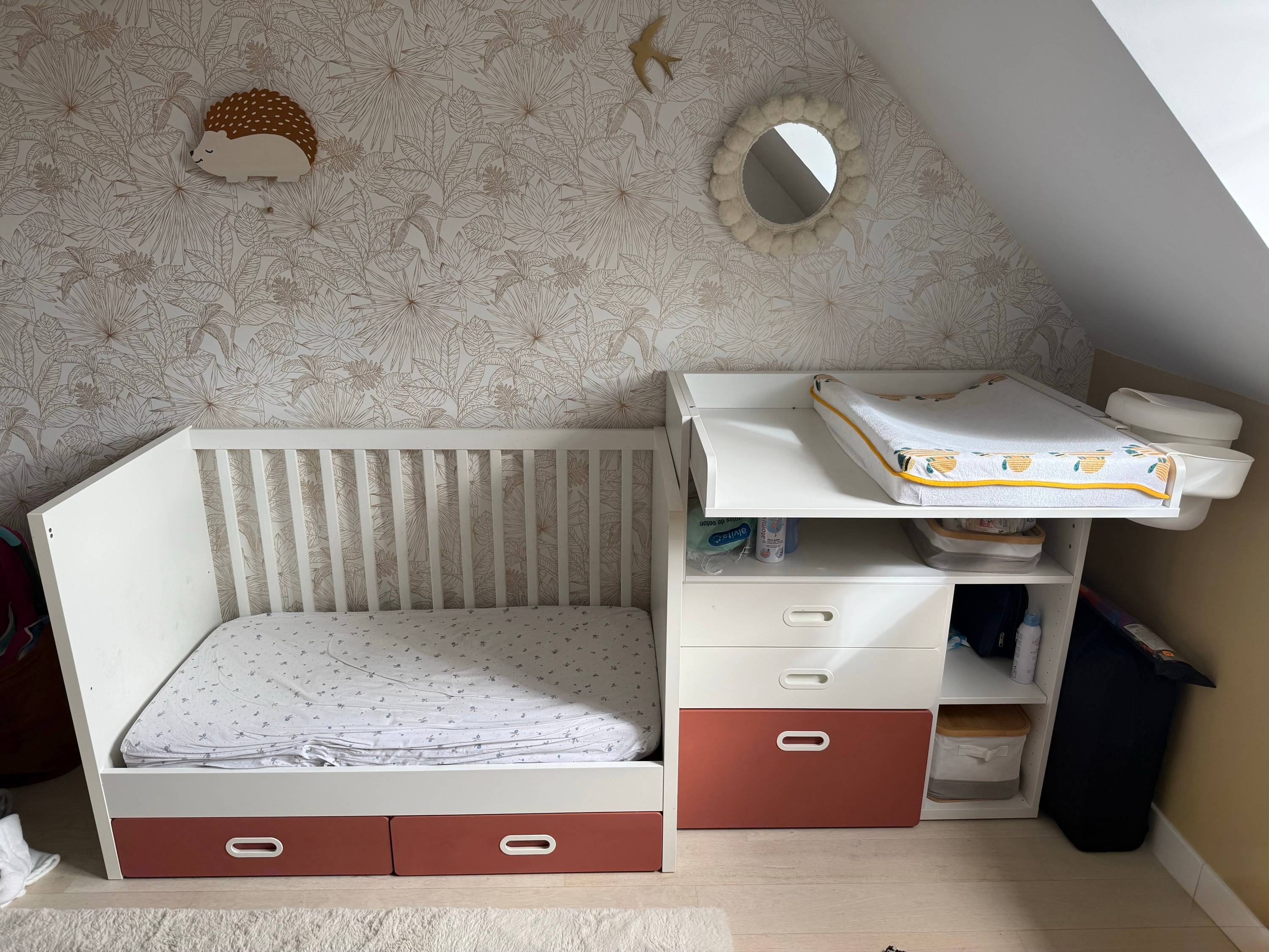 Vends chambre enfant : lit et table à langer Ikea