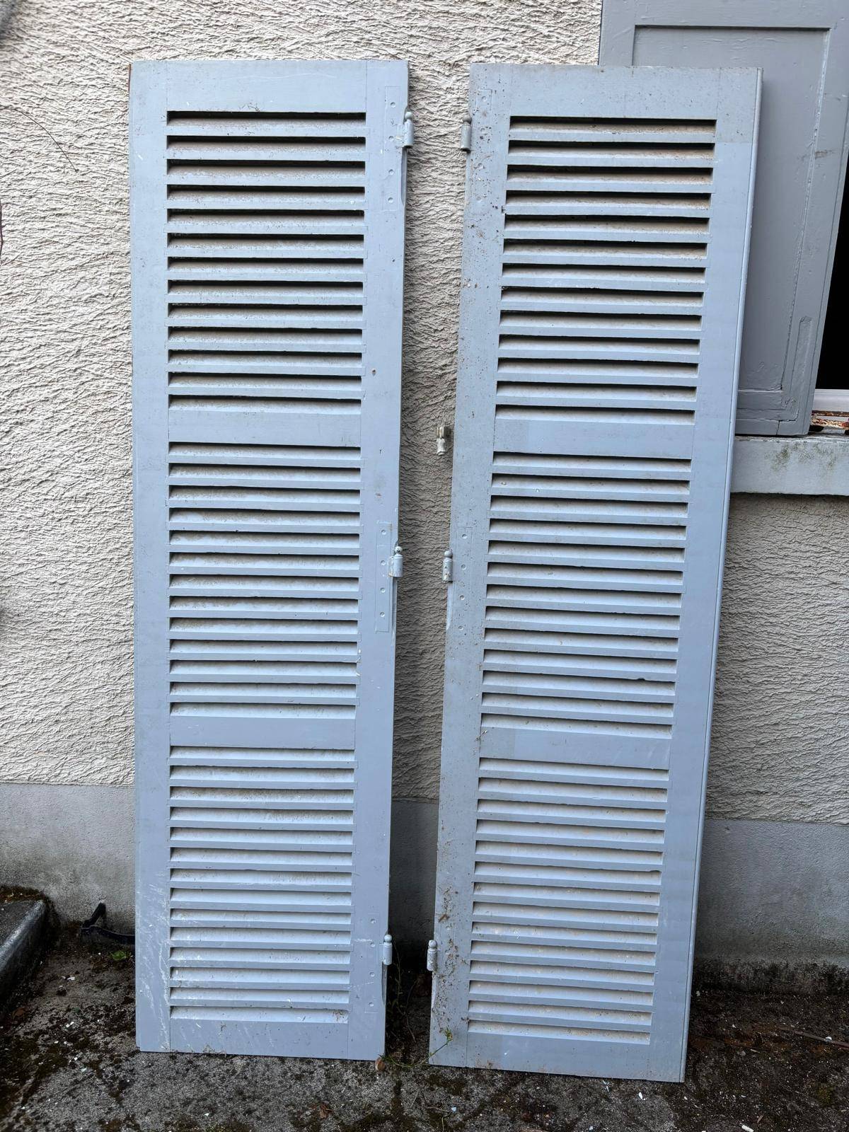 Donne volets en bois persiennes et portes-fenêtres