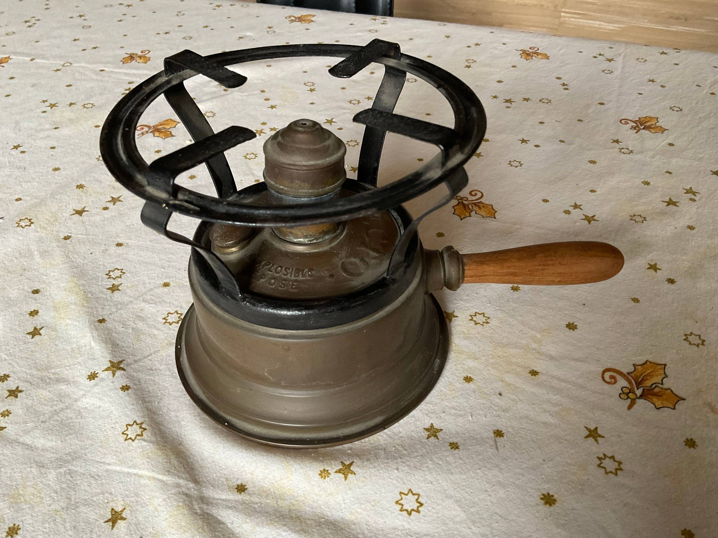 Ancien réchaud à alcool portatif en laiton et acier avec un manche en bois