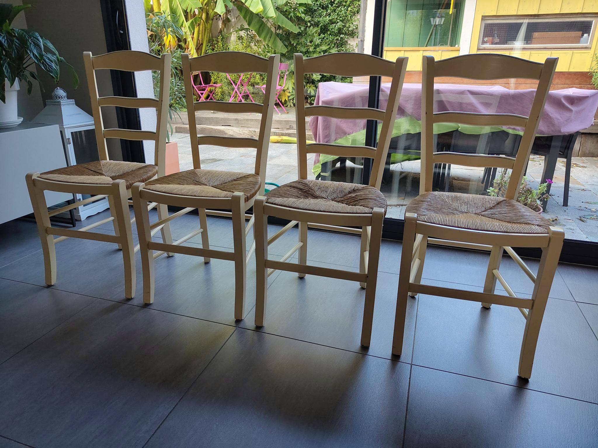 Vends lot de 4 chaises colorées style vintage avec assise en paille
