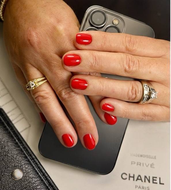 Propose manucure soins pédicure vernis semi-permanent gel