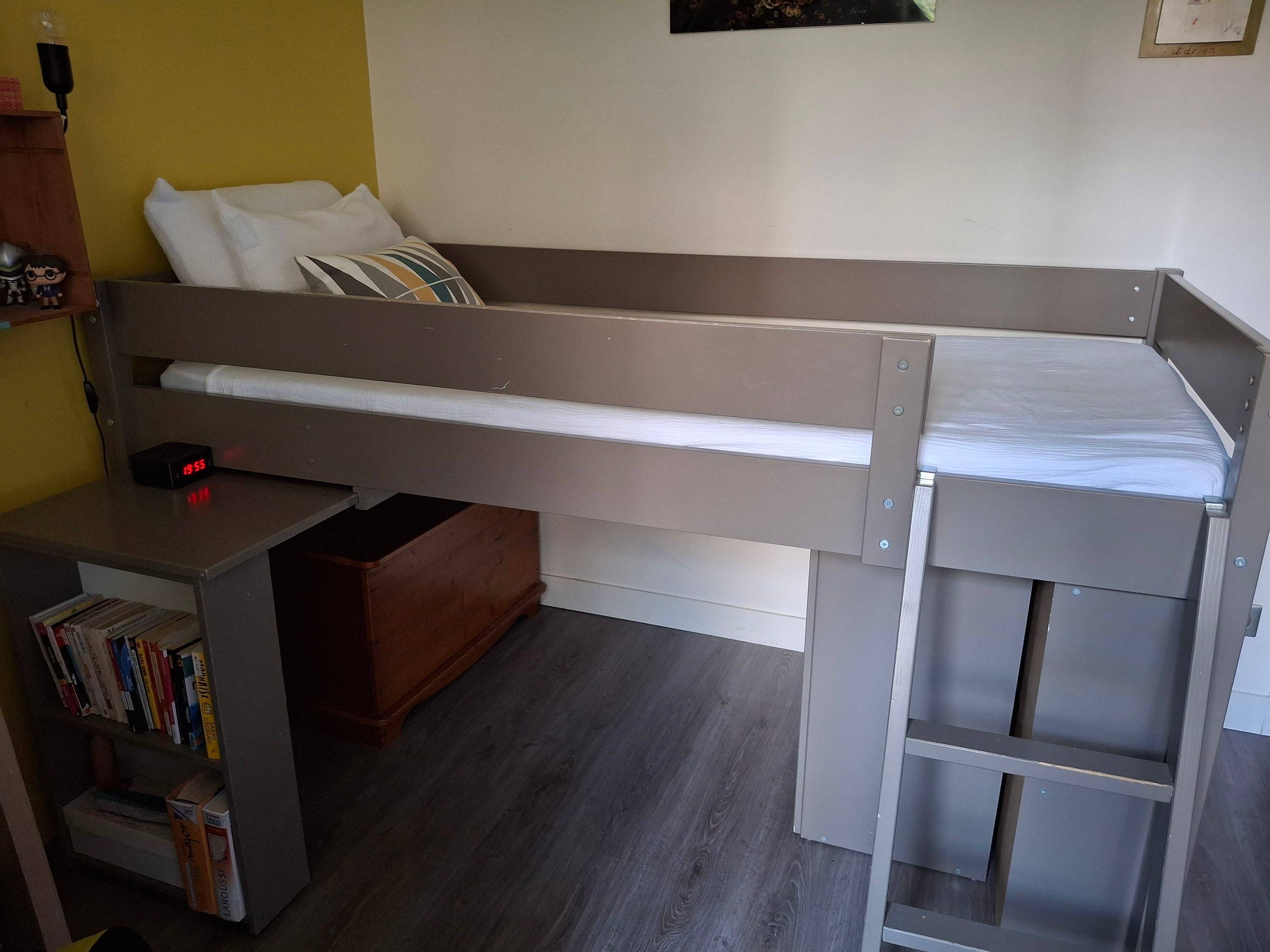 Vends lit combiné enfant surélevé avec bureau, bibliothèque et armoire