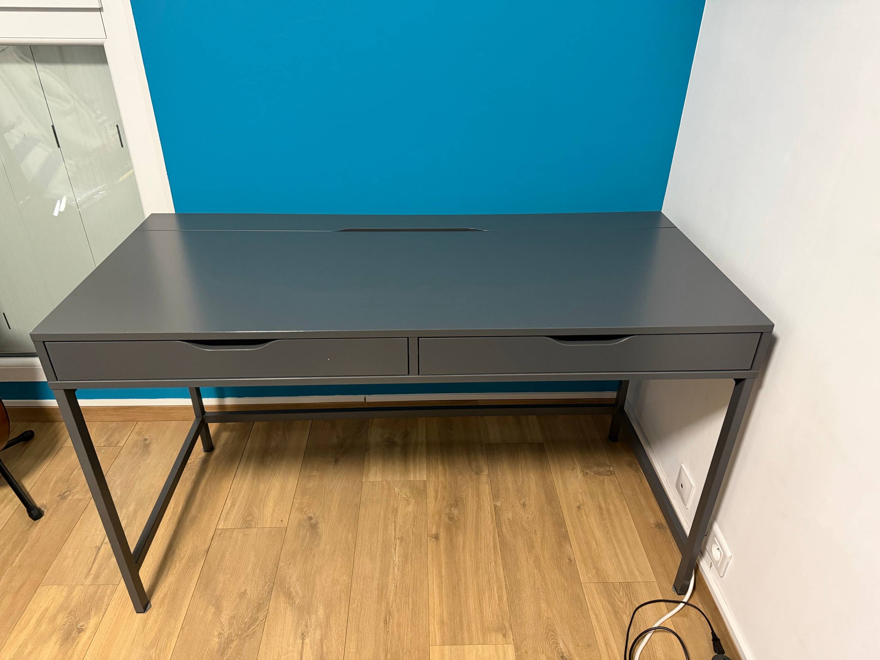 Vends bureau IKEA ALEX, gris foncé, 132x58 cm