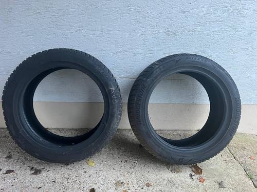 Vends 2 pneus Hiver BRIDGESTONE BLIZZAK LM005 235/55 R 19 103 V