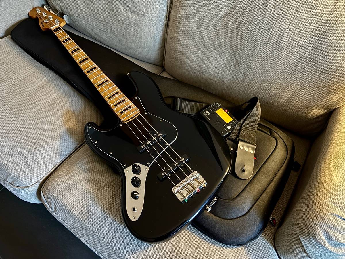 Vends SQUIER Classic Vibe ‘70s Jazz Bass pour gaucher & accessoires
