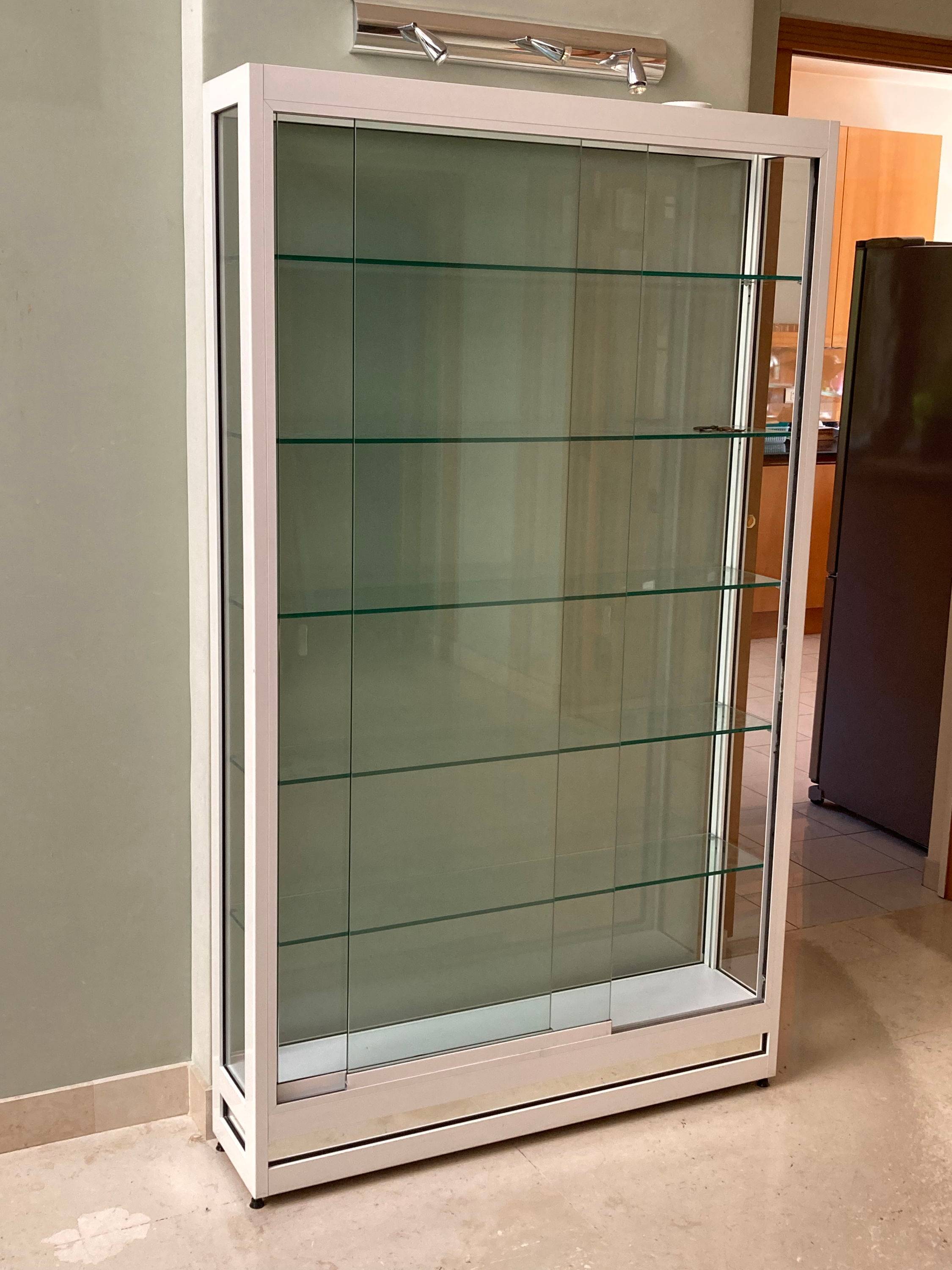 Vends grande vitrine en verre et acier laqué blanc