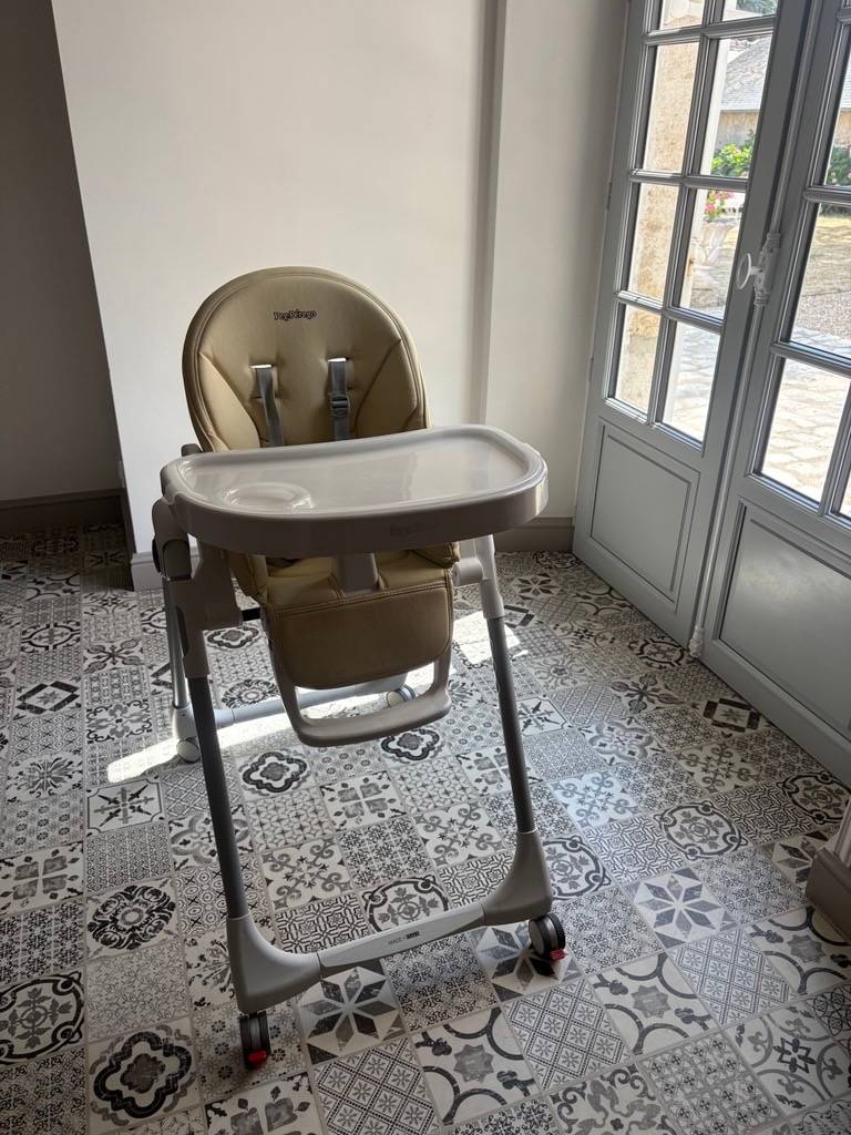 Vends chaise haute PegPérego - beige - toute neuve