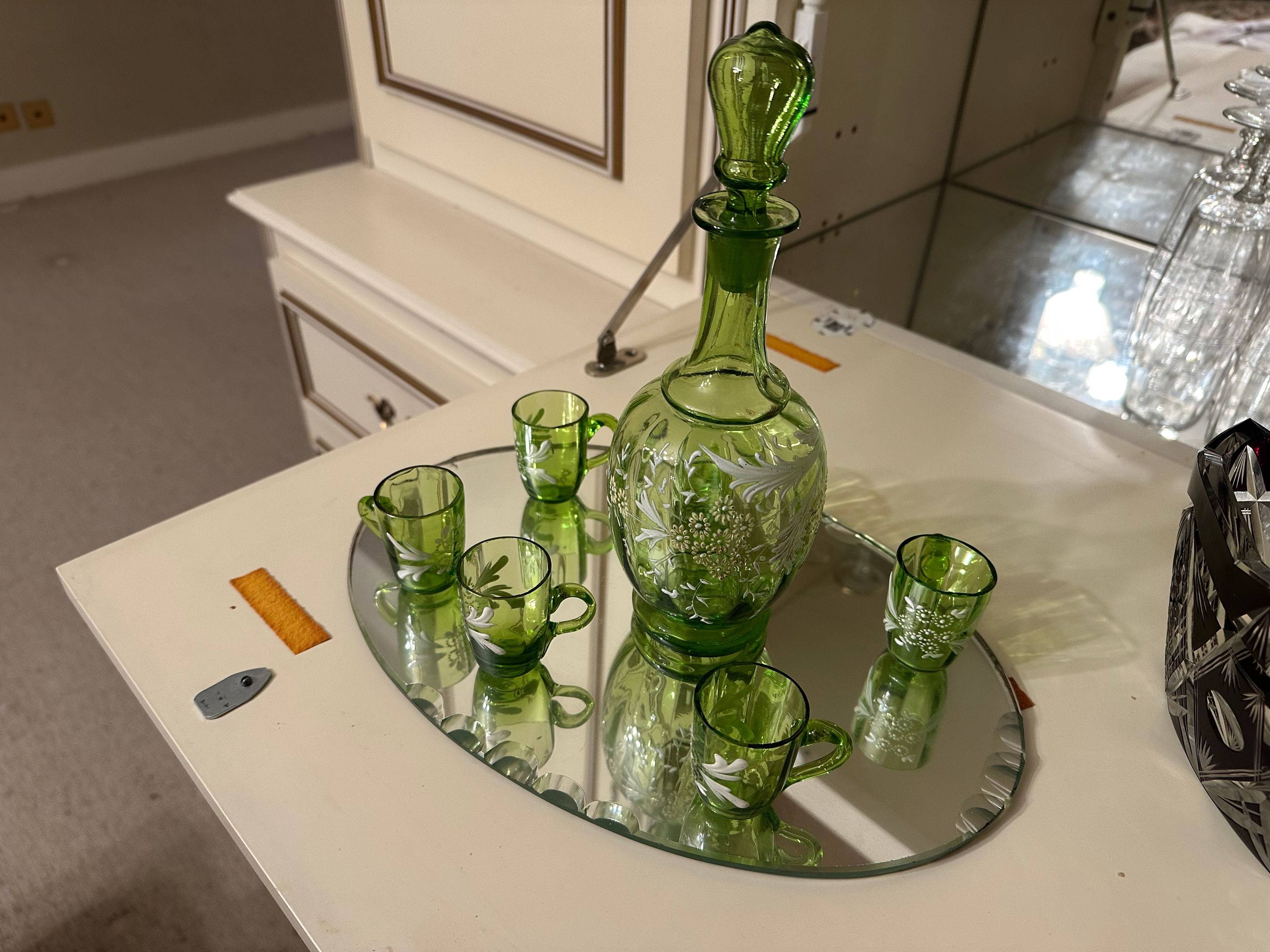 Vends service à shot Art Nouveau : la carafe et ses 6 verres sur leur plateau miroir