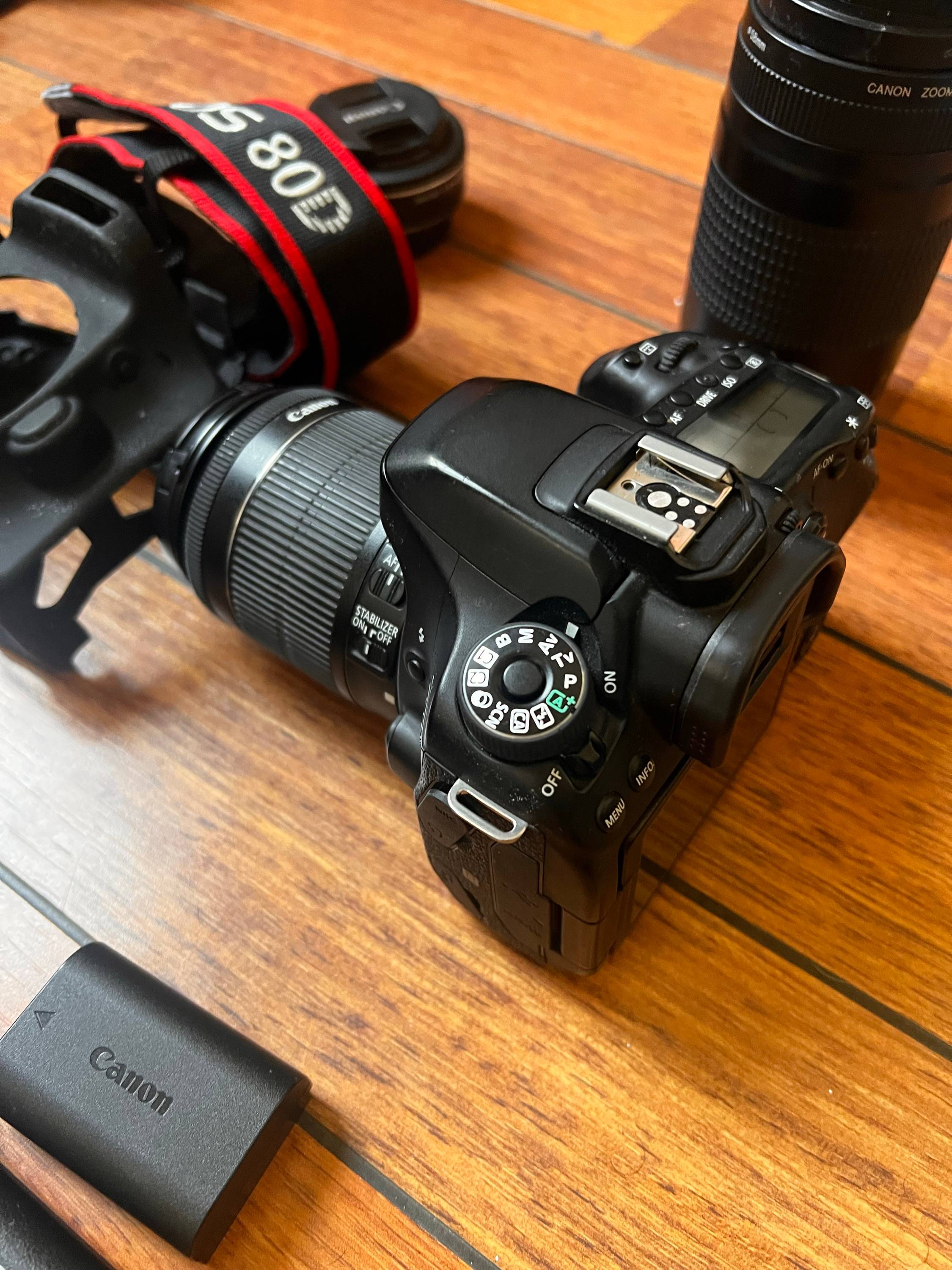 Vends Canon EOS 80D en parfait état + 3 objectifs (dont pancake 24mm) + flash - lot complet
