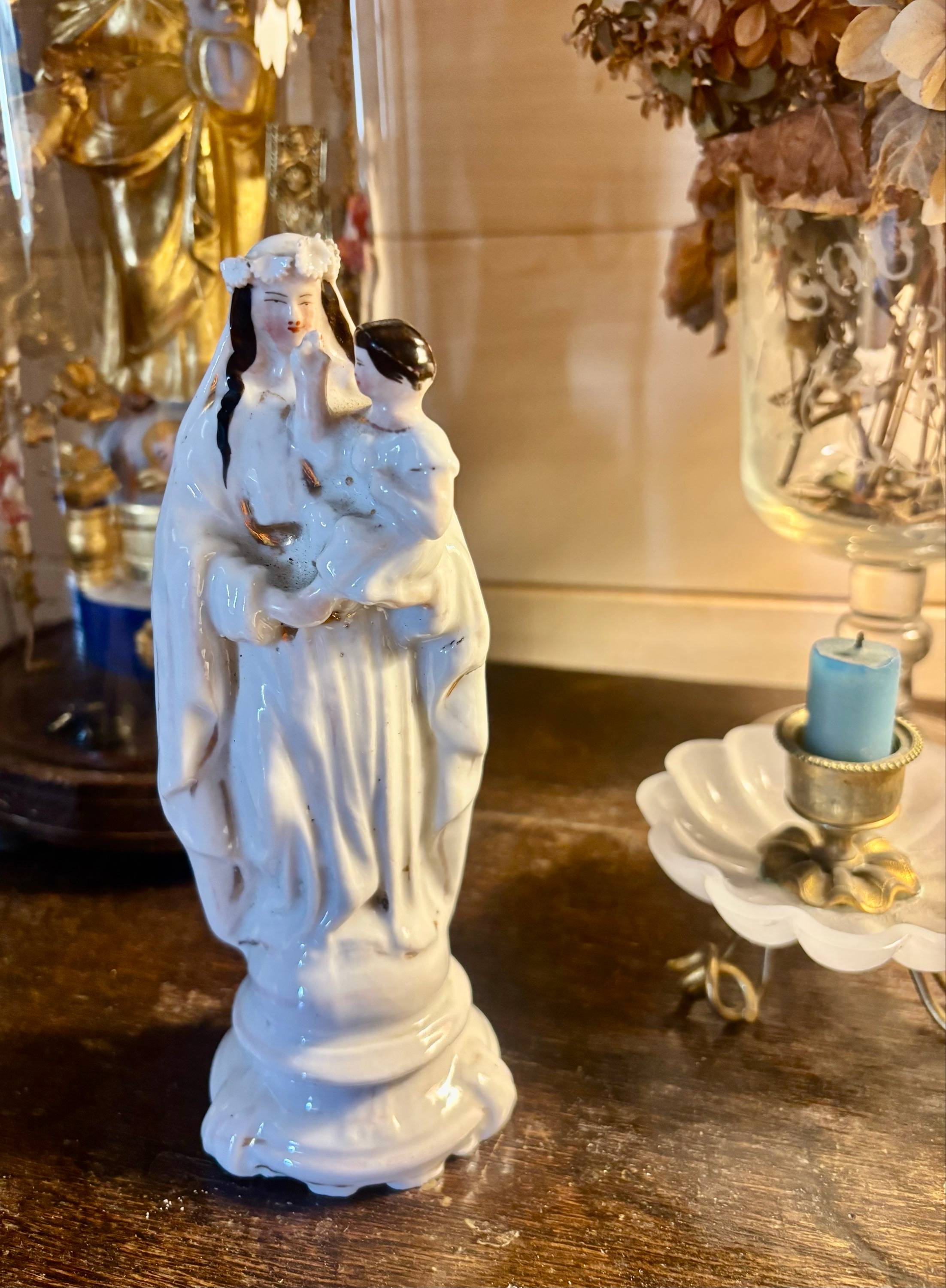Vends charmante statuette de la Vierge à l’Enfant,en porcelaine de Paris,Époque fin XIXeme siècle.