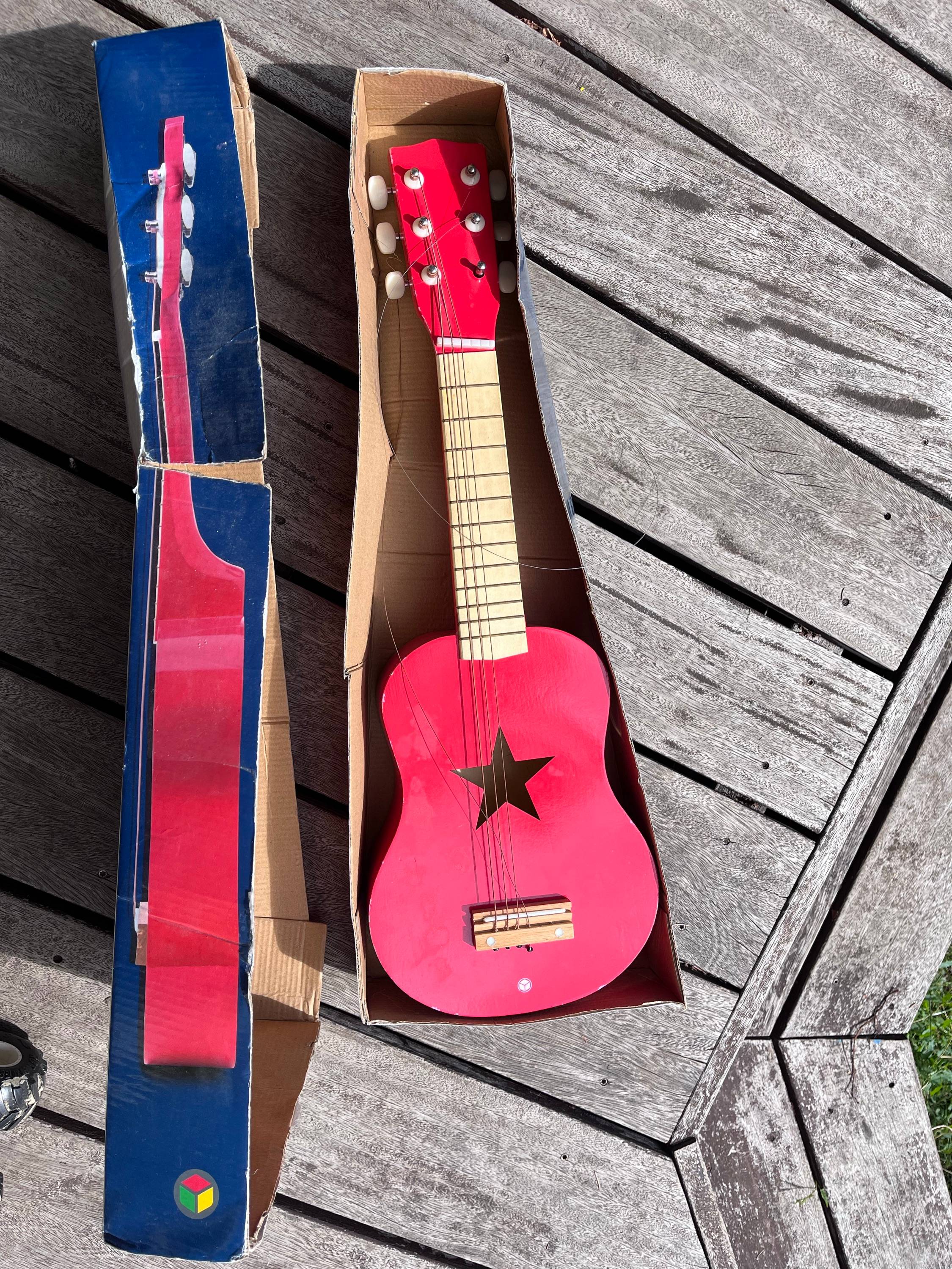 Donne jouet guitare enfant