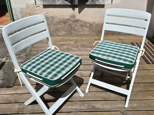 Vends deux très beaux coussins de chaises de jardin Daniel Hechter