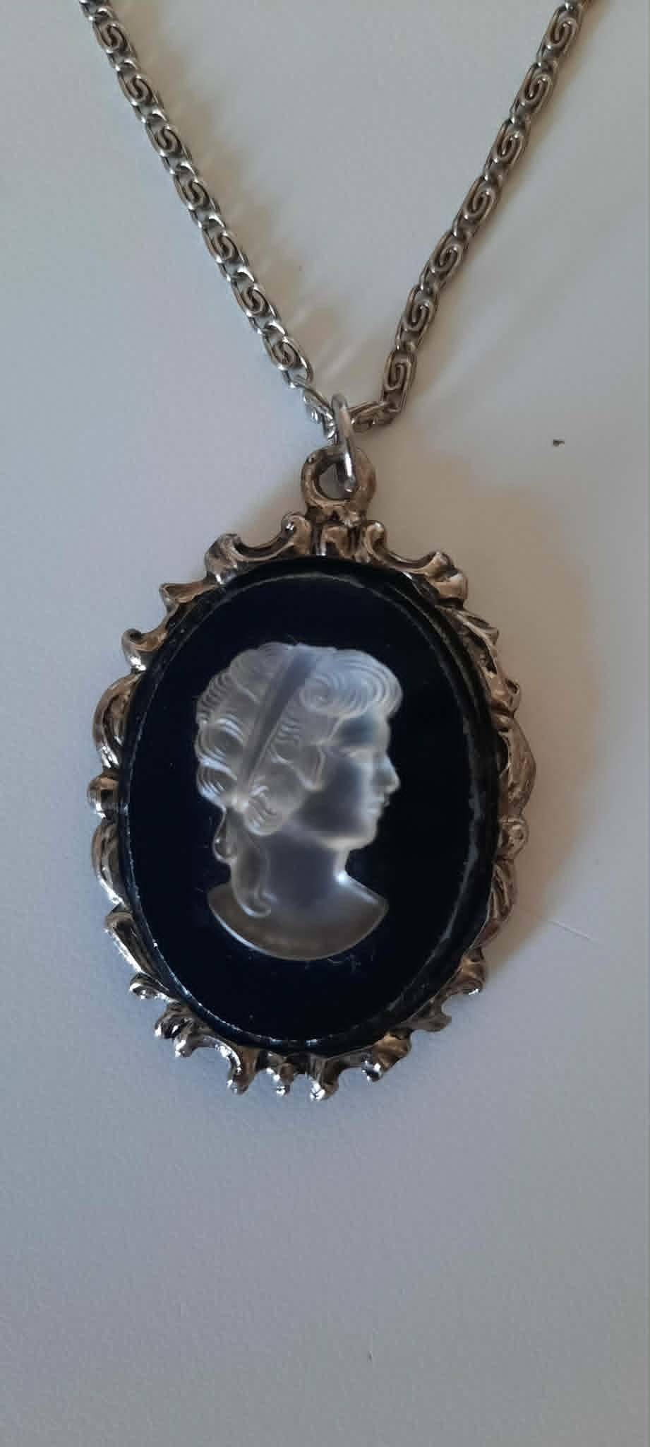 Vends camée pendentif en verre blanc satiné et noir, sertissage et chaîne lumachina inox 48 cm