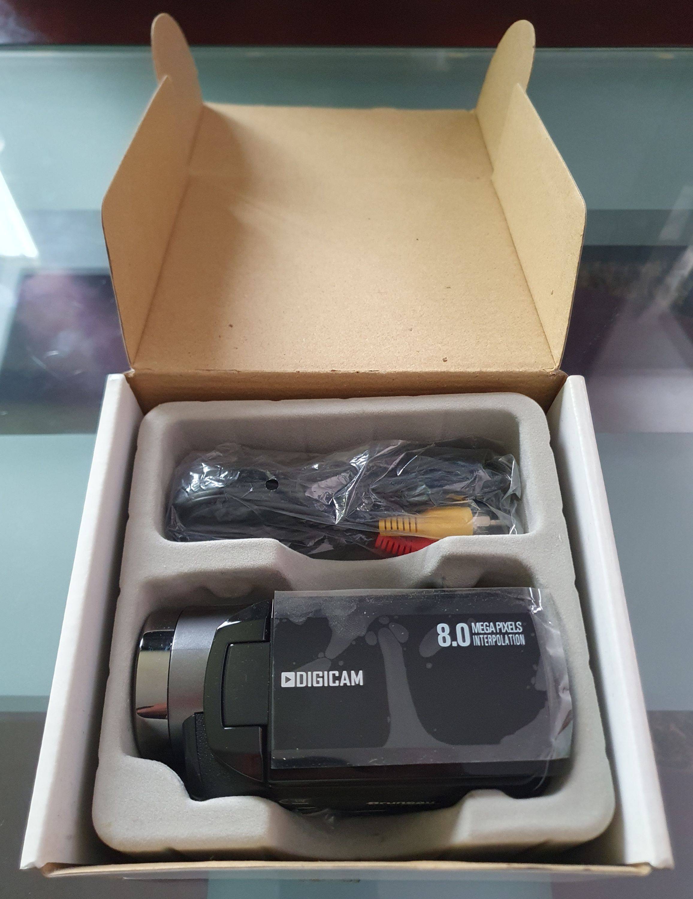 Vends caméra Digicam 8 Méga Pixel Bruneau donnant un effet de vidéo vintage, écran tournant, neuf