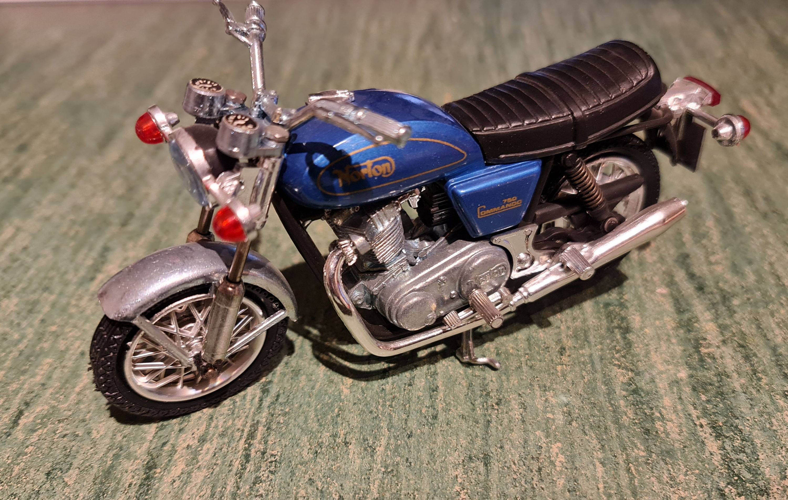 Vends rare Norton 750 Commando Polistil 1/15 métal