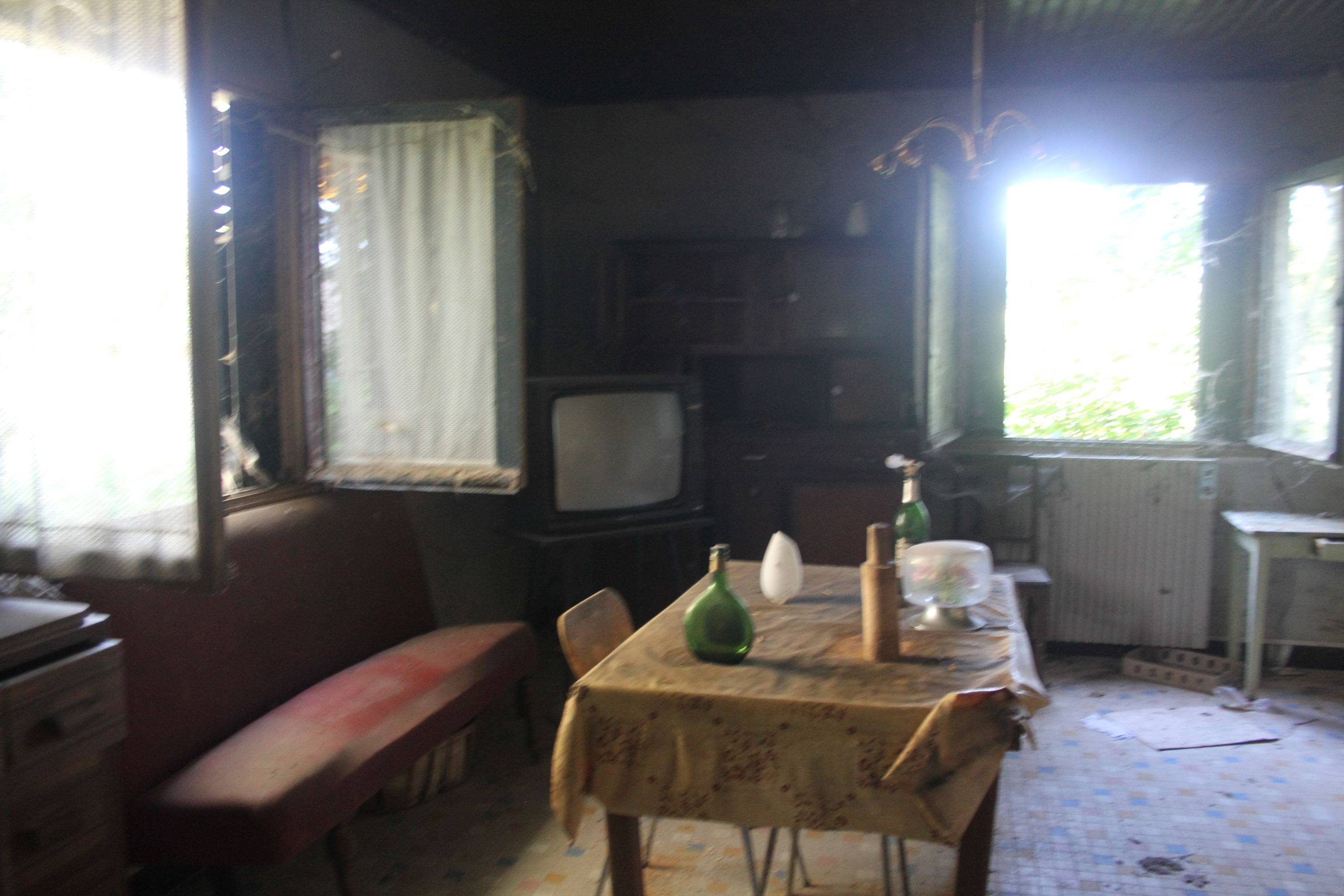 Vends terrain à bâtir avec maisonnette