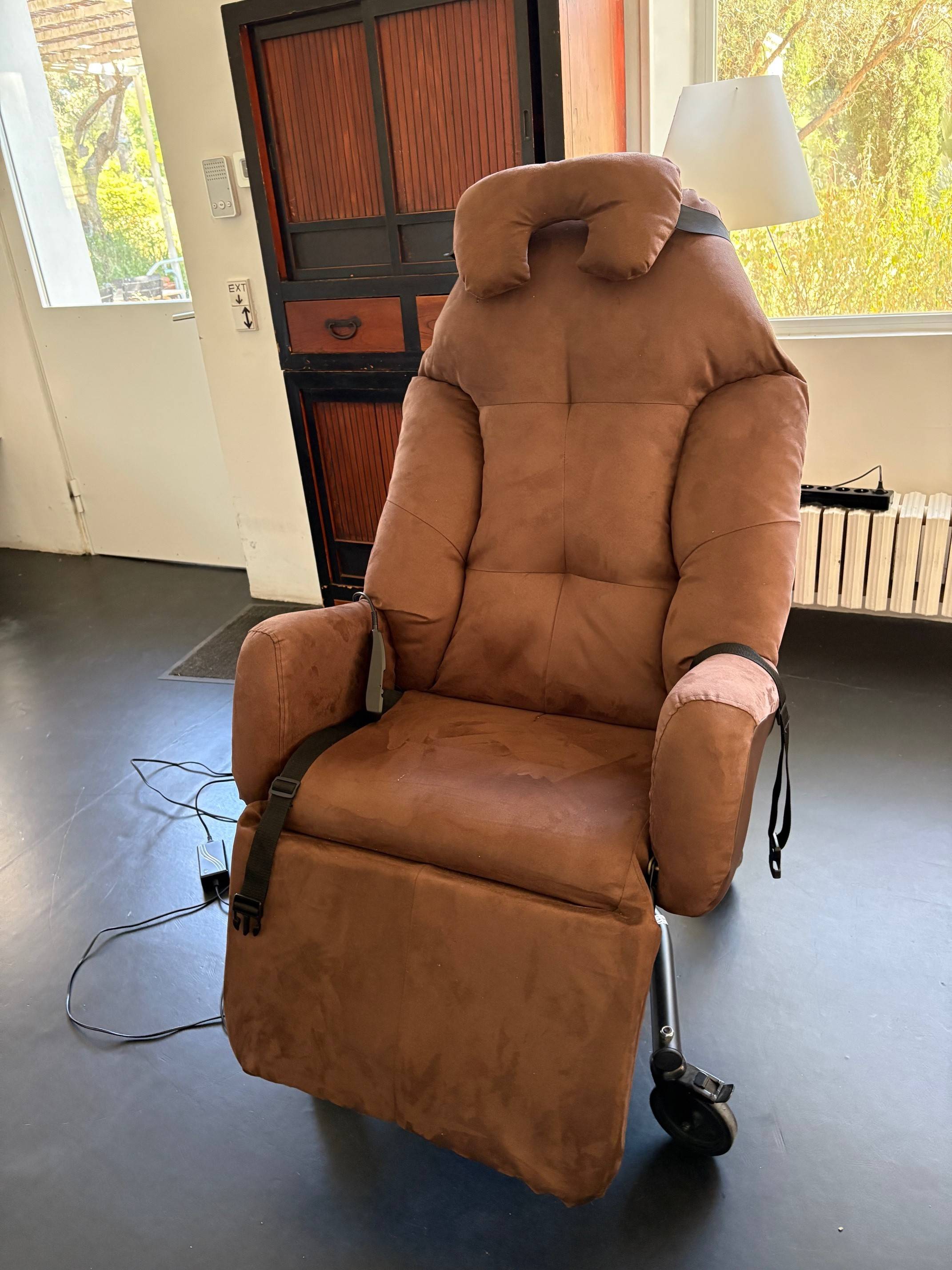 Vends fauteuil coquille électrique sur roulettes état neuf